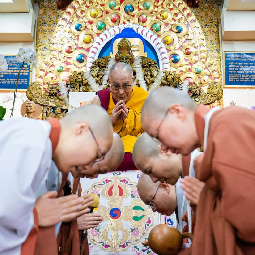 ダライ・ラマ14世さんのインスタグラム写真 - (ダライ・ラマ14世Instagram)「Korean nuns chanting the “Heart Sutra” in front of HHDL at the start of teachings at the Main Tibetan Temple in Dharamsala, HP, India on November 6, 2019. Photo by Ven Tenzin Jamphel #dalailama」11月6日 19時28分 - dalailama