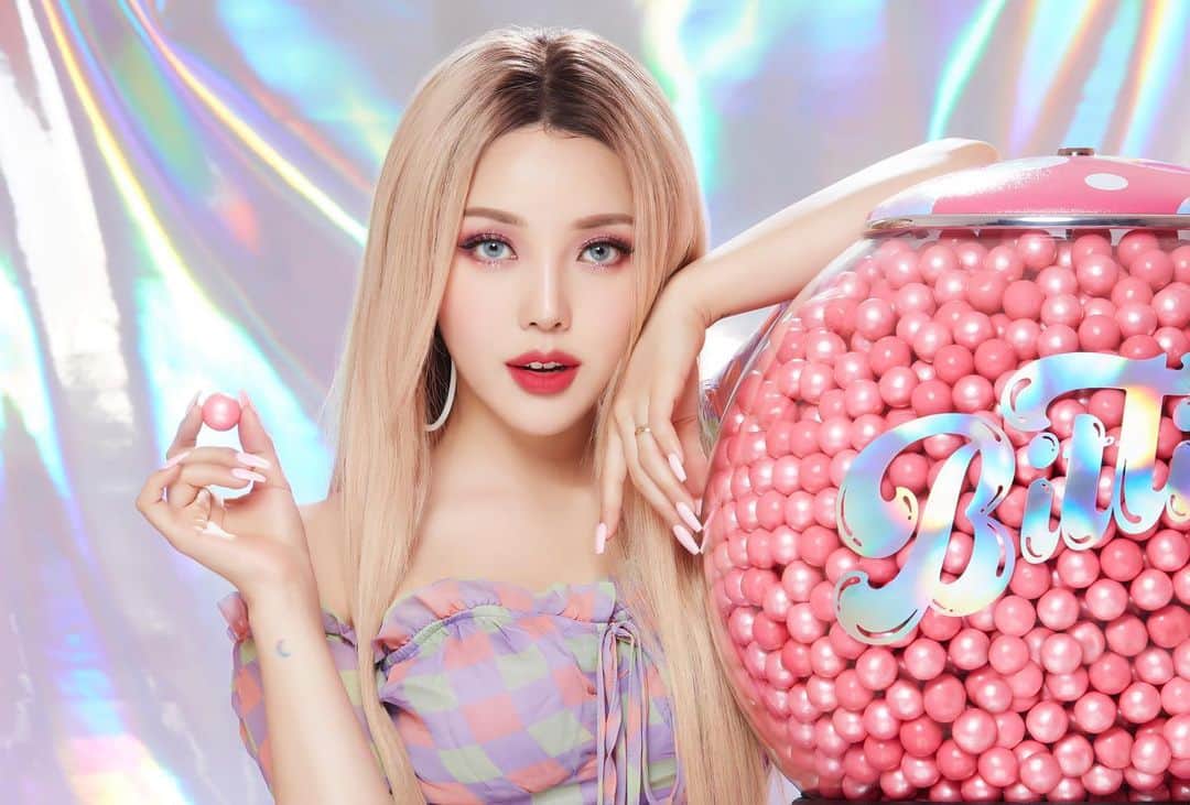 ポニーのインスタグラム：「#유료광고 #제품협찬  . . 💜BITTI💜 is a curation of Beauty Brands that I love! 💜BITTI💜 는 제가 사랑하는 뷰티 브랜드들이 큐레이션된 공간 입니다! . . Feel the POP!🍬 of colors from this flavor-packed Bubble Gum themed #BITTIxColourPop collection! . . 풍미가 가득한 이 버블껌 #BITTIxColourPop 컬렉션에  컬러의 POP!🍬을 느껴보세요! . . . //EYES •CANDY BUTTON PRESSED POWDER PALETTE⭐ (GUMDROP*, JELLY BABY, POPPIN’) •WARM & FUZZY*💗 . //CHEEKS •SIMPLY SWEET🍭 . //HIGHLIGHTER •GLOW BURST💫 . //LIPS •JUICY DROP💋 . . . #colourpopcosmetics #BITTI @colourpopcosmetics @mybitti  Available Now on ColourPop.com」