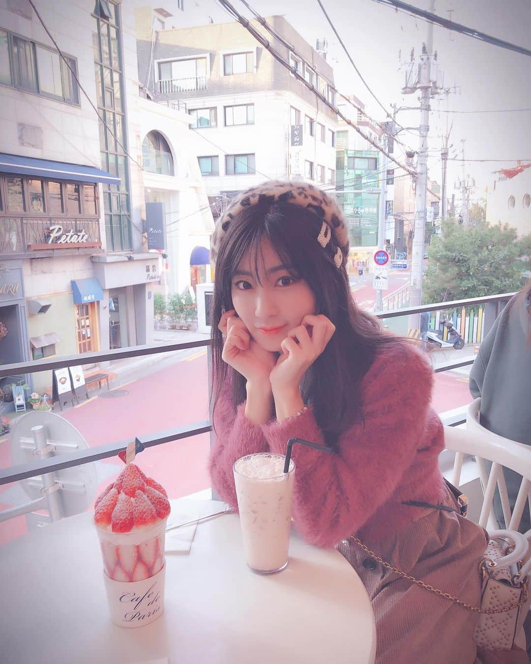 伊藤愛梨さんのインスタグラム写真 - (伊藤愛梨Instagram)「#cafedeparis 🍓 . . . . . . . . . .  #カンナム #용산구#江南区  #韓国ファッション #大人カジュアル #大人かわいい #koreatrip#seoultower#chuu #絶景#서울#해방촌#한국#korea#韓国#韓国旅行#ソウル旅行#フォトジェニック #chuuseoul #ソウル旅#햄버거#asiangirls #onitsukatiger #filashoes #インスタ映え #ladydior #新沙洞 #GRL」11月6日 19時40分 - ilovely1007_