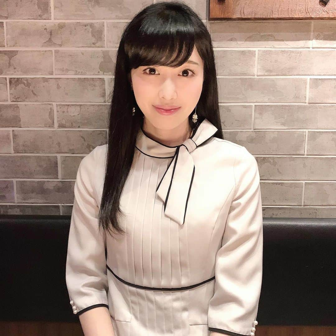 sakiさんのインスタグラム写真 - (sakiInstagram)「. ナース服と間違えられたワンピース👗🤣 首元のリボンが可愛くてお気に入りです🎀 . . #ワンピース　#cordinate #看護師　#ナース　#リボン　#黒髪ストレート #黒髪　#秋コーデ」11月6日 19時41分 - sakirnxx