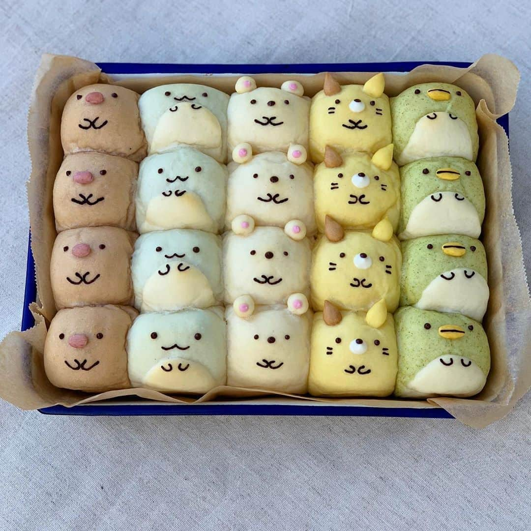 Ranさんのインスタグラム写真 - (RanInstagram)「. . . すみっコぐらしのちぎりパン😋 . . Sumikkogurashi 💕 . . #bread #kawaiibread #kawaii #japan #japanesefood #sumikkogurashi #cat #baker #手作りパン #パン #すみっこぐらし #角落生物 #ちぎりパン #キャラパン #キャラフード  #スクエア型 #プレゼント #すみっコぐらし #しろくま #とんかつ #とかげ #ぺんぎん #ねこ #手作りおやつ #３時のおやつ #リナブルー #パン教室 #konel」11月6日 19時36分 - konel_bread