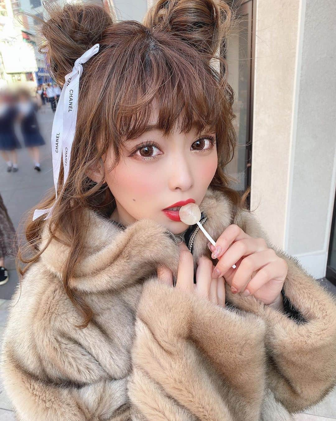 りなてぃさんのインスタグラム写真 - (りなてぃInstagram)「﻿ ﻿ ﻿ ﻿ ﻿ ﻿ ちゅっぱちゃっぷす🍬♥️﻿ ﻿ 何個出るかわかんない機械のやつ、あるじゃん？💓﻿ こないだやったら﻿ 好きな味ばっかり出てびっくり🥺💓﻿ ﻿ コーラ３つと、ラムネ、レモン？の5個🙊💓神💓﻿ ﻿ ﻿ 👐🏻。﻿ ﻿ ﻿ 嬉しいお仕事が決まってるん。🤤﻿ ﻿ ﻿ ﻿ ところで全然違う話なんだけどさ...😧﻿ ﻿ ﻿ 旅行もだけど、お仕事でいろんな場所に﻿ 行かせていただく機会も増えてきて﻿ ﻿ ファッションのタグのときみんなに﻿ 「りなてぃースタイル」決めてもらったじゃん？💓﻿ ﻿ ﻿ 今回、旅のハッシュタグを作ろうかなぁと思って﻿ なんかいい案あったらください🙏🏻❤︎﻿ ﻿ ﻿ 載せるだけだと、あれって行ったのいつだっけ？って﻿ 自分でも探すこと多いし、﻿ みんなにも旅行行くときとかに﻿ 探してもらいやすいようにしたくって😌💓﻿ ﻿ ﻿ ぜひ意見くださいお願いします😌💓﻿ ﻿ ﻿ ﻿ #fashion #ootd #outfit #coordinate ﻿ #cosme #cosmetic #make #makeup ﻿ #hairstyle #haircolor #knit #ニット #ドーナツ﻿ ﻿ ﻿ 明日は🍶の席で決まったメンバーで💓﻿ 何年かぶりのテーマパークへ🗻﻿ ﻿ ﻿ ﻿ ﻿」11月6日 19時38分 - rinatea_25