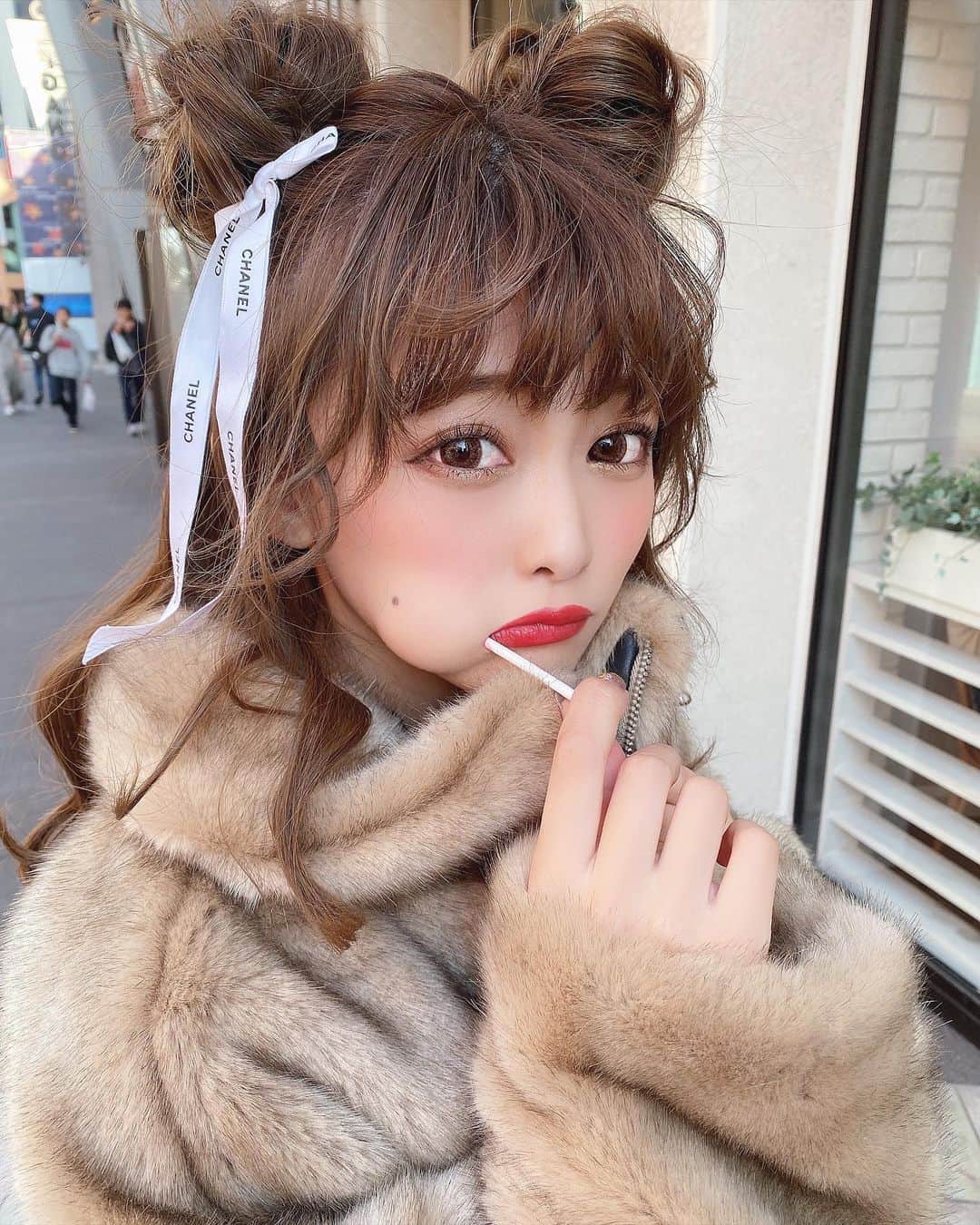のインスタグラム：「﻿ ﻿ ﻿ ﻿ ﻿ ﻿ ちゅっぱちゃっぷす🍬♥️﻿ ﻿ 何個出るかわかんない機械のやつ、あるじゃん？💓﻿ こないだやったら﻿ 好きな味ばっかり出てびっくり🥺💓﻿ ﻿ コーラ３つと、ラムネ、レモン？の5個🙊💓神💓﻿ ﻿ ﻿ 👐🏻。﻿ ﻿ ﻿ 嬉しいお仕事が決まってるん。🤤﻿ ﻿ ﻿ ﻿ ところで全然違う話なんだけどさ...😧﻿ ﻿ ﻿ 旅行もだけど、お仕事でいろんな場所に﻿ 行かせていただく機会も増えてきて﻿ ﻿ ファッションのタグのときみんなに﻿ 「りなてぃースタイル」決めてもらったじゃん？💓﻿ ﻿ ﻿ 今回、旅のハッシュタグを作ろうかなぁと思って﻿ なんかいい案あったらください🙏🏻❤︎﻿ ﻿ ﻿ 載せるだけだと、あれって行ったのいつだっけ？って﻿ 自分でも探すこと多いし、﻿ みんなにも旅行行くときとかに﻿ 探してもらいやすいようにしたくって😌💓﻿ ﻿ ﻿ ぜひ意見くださいお願いします😌💓﻿ ﻿ ﻿ ﻿ #fashion #ootd #outfit #coordinate ﻿ #cosme #cosmetic #make #makeup ﻿ #hairstyle #haircolor #knit #ニット #ドーナツ﻿ ﻿ ﻿ 明日は🍶の席で決まったメンバーで💓﻿ 何年かぶりのテーマパークへ🗻﻿ ﻿ ﻿ ﻿ ﻿」