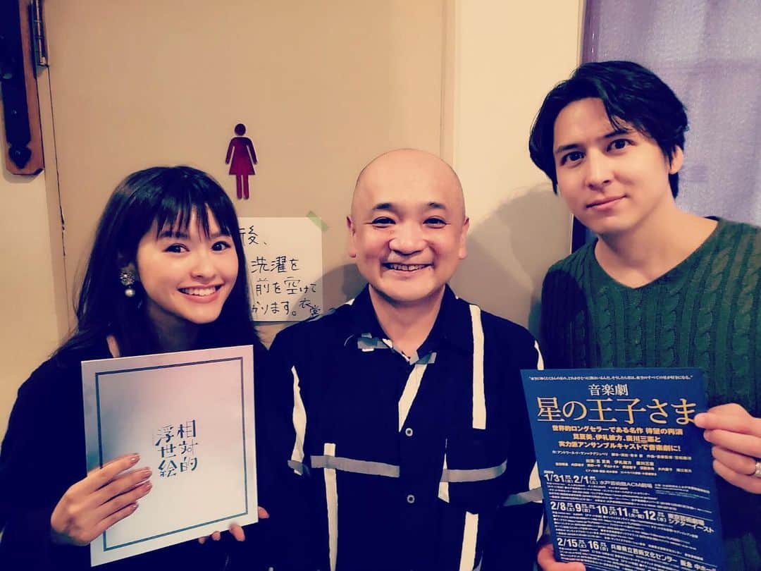 のインスタグラム：「ご観劇ありがとうございました。 サプライズ！星の王子さまが観に来てくれました。先日も友人に会えたし、嬉しいなぁ。。。バラは元気かな。。。豪さんの笑顔ステキ(^^) #相対的浮世絵 #昆夏美 #青木豪」