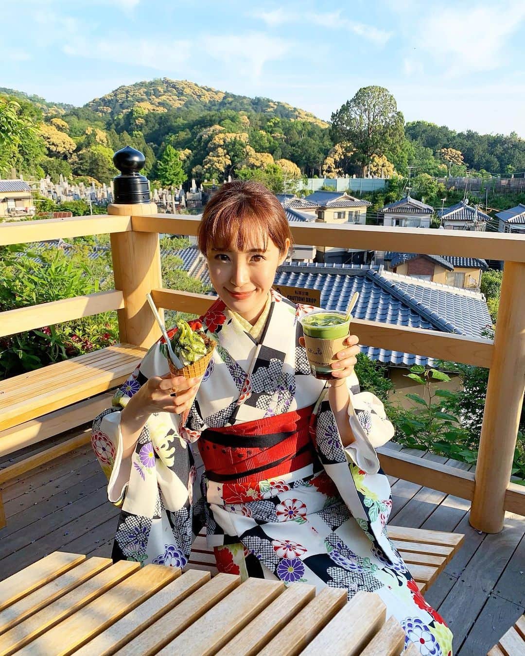 小林真由のインスタグラム：「⋆﻿ ⋆﻿ 清水寺の近くで見つけた穴場カフェ。﻿ 絶景だった🥺🙏🗼﻿ #5月の📷 ﻿ ﻿ ﻿ 数年前の今頃﻿ 友達の独身最後に！とみんなで行った﻿ 京都旅行が懐かしい♡﻿ ﻿ 今もそれぞれ色々を頑張っていて、﻿ その時出来ることとしたいことを大事にしなきゃと ﻿ 写真を見ながら思う今日この頃です😊🌸﻿ 20代良い思い出がいっぱい。﻿ ﻿ #京都 #清水寺 #旅行 #京都旅行 #国内旅行 #着物 #抹茶 #ファッション #コーデ #ママコーデ #ママライフ #女の子ママ #コーディネート #カフェ #アイスクリーム #coordinate #fashion」