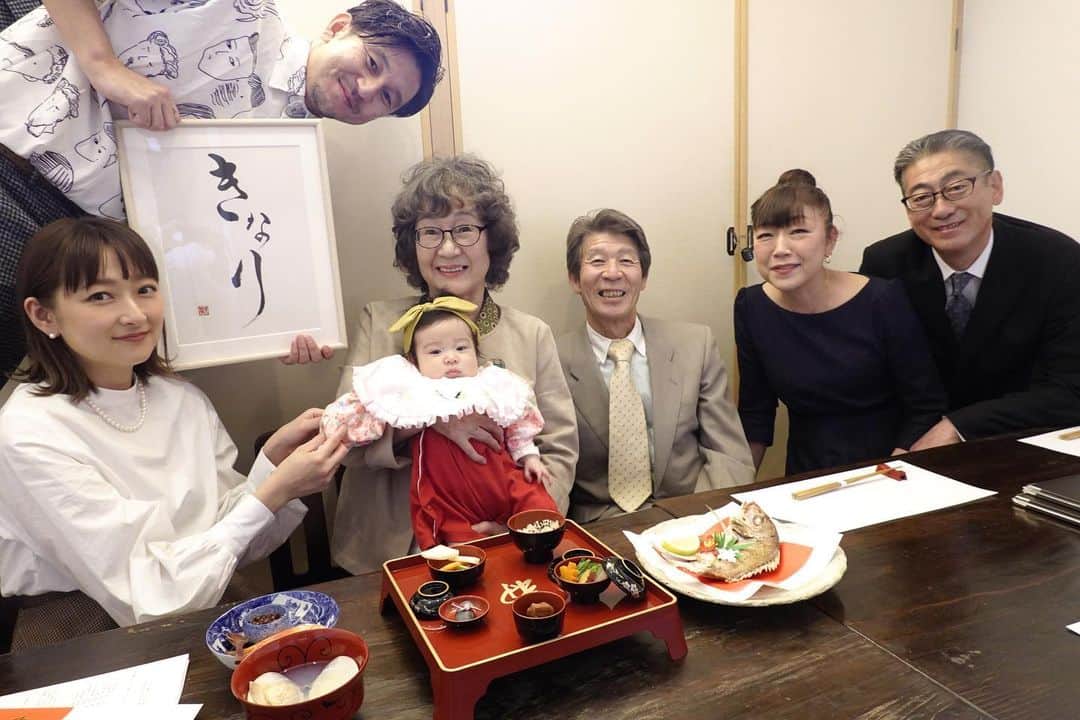 松本亜希のインスタグラム：「先日、お食い初めをしました👶🏻💓 たくさんの願いを込めて☺️✨ . きなりの名前の書は @mew_azamaに書いてもらいました😌✨ 生まれる前から絶対に @mew_azamaに書いてもらおうと決めてて、お願いしたのです😚💕 あざまありがとう❤️ のびのび、自分らしく育ってくれますように😌 . #お食い初め#きなり#女の子ベビー#女の子#babygirl#女の子ママ」