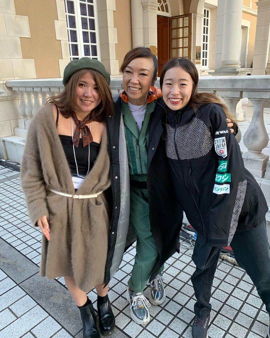 広野あさみのインスタグラム：「全日本スキー連盟主催  LIVE SNOW & SNOW JAPAN® PRESS CONFERENCE 2019 に行ってきました☺︎ 今期ウェアーのお披露目だったり、 松任谷由実さんとゴスペラーズさんのライブがありとても豪華でした✨ 大好きなblizzardが聞けて、たくさんのプレスさんたちに囲まれ選手たちが新しいウェアをお披露目して まさに私をスキーに連れてっての映画の中みたいでした✨  取材を受けている選手はトップ選手で一見華やかに見えますが、 トップ選手になればなるほど 表にはあまり出さない計り知れない地味な努力があるのだと知りました。 本当に尊敬です。  これから今シーズンが始まりますが、周りの選手に刺激をもらいながら自分も切磋琢磨していくシーズンにしたいと思います^_^  ユーミンさんゴスペラーズさん写真撮ってくださりとても優しかったです!!」