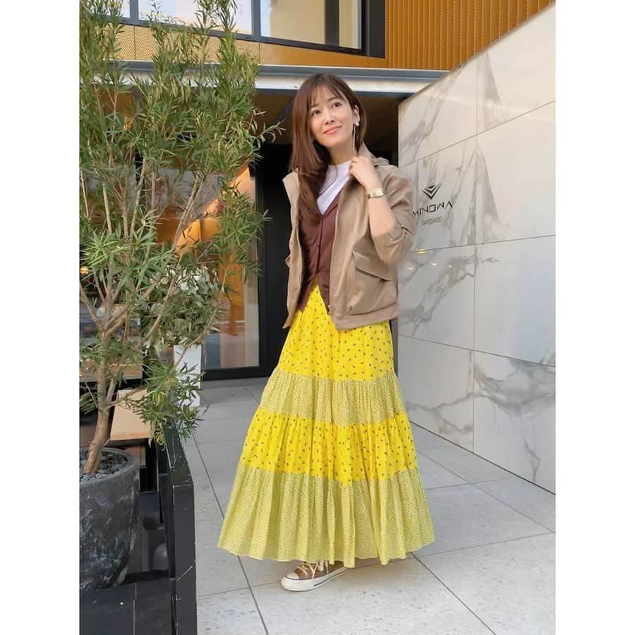 山本みらいさんのインスタグラム写真 - (山本みらいInstagram)「. Yellow×Brown💛🌰💛 . 今日は打ち合わせDay。 移動も多いのでコンバース でさくさく👟 . 私には珍しいマウンテンパーカは @elura_official のもの。 . いつもより少しカジュアルダウンしたい時に 活躍してくれて、お値段も可愛い✨ . . #coordinate #elura#エルーラ #elura2019aw#大人のマンパ . #ronherman#drawer #poem_accessory#converse」11月6日 20時12分 - mirai_yamamoto
