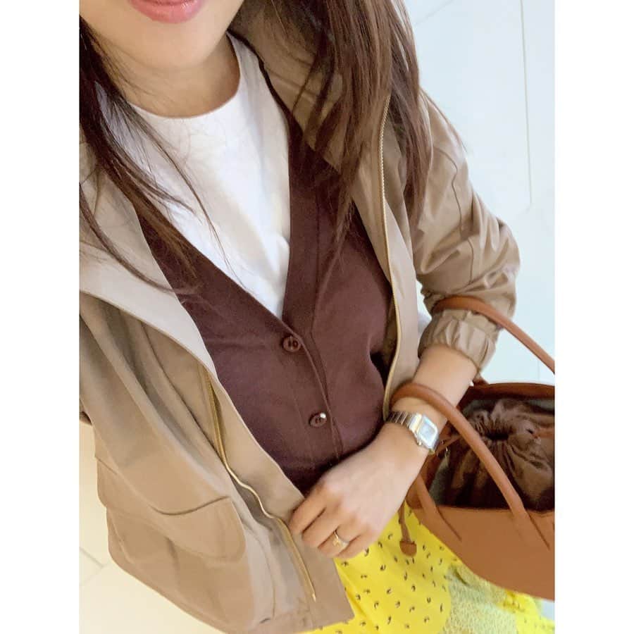 山本みらいさんのインスタグラム写真 - (山本みらいInstagram)「. Yellow×Brown💛🌰💛 . 今日は打ち合わせDay。 移動も多いのでコンバース でさくさく👟 . 私には珍しいマウンテンパーカは @elura_official のもの。 . いつもより少しカジュアルダウンしたい時に 活躍してくれて、お値段も可愛い✨ . . #coordinate #elura#エルーラ #elura2019aw#大人のマンパ . #ronherman#drawer #poem_accessory#converse」11月6日 20時12分 - mirai_yamamoto