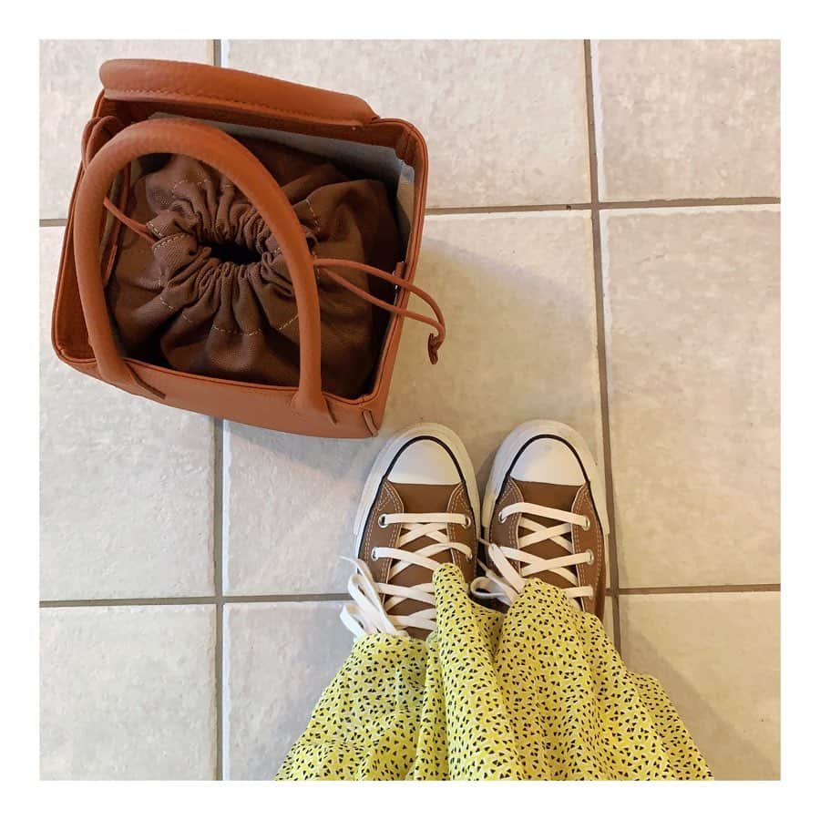山本みらいさんのインスタグラム写真 - (山本みらいInstagram)「. Yellow×Brown💛🌰💛 . 今日は打ち合わせDay。 移動も多いのでコンバース でさくさく👟 . 私には珍しいマウンテンパーカは @elura_official のもの。 . いつもより少しカジュアルダウンしたい時に 活躍してくれて、お値段も可愛い✨ . . #coordinate #elura#エルーラ #elura2019aw#大人のマンパ . #ronherman#drawer #poem_accessory#converse」11月6日 20時12分 - mirai_yamamoto