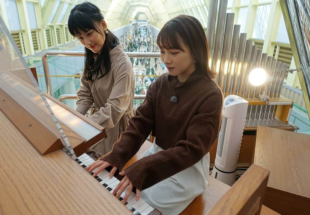 石田亜佑美さんのインスタグラム写真 - (石田亜佑美Instagram)「オルガン生演奏 . . 「マーブルロードおおまち商店街」では 頭上からオルガンの生演奏が聴こえます . . 私も演奏体験させていただきました 披露したのはミスタッチ多めな . ♪ねこふんじゃった... . . #照 #恥 #ピアノ習ってたなんて言えない #オルガン #生演奏 #プロ の演奏はすごい #仙台放送 #あらあらかしこ #宮城 #仙台 #アーケード #商店街 #マーブルロードおおまち #morningmusume19 #モーニング娘19 #石田亜佑美」11月6日 20時28分 - ayumi_ishida.official