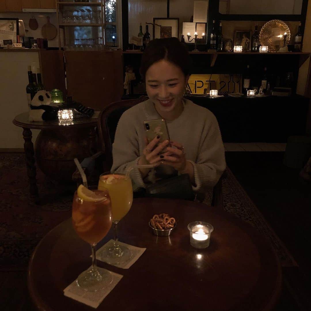 柿本絢菜 (24)さんのインスタグラム写真 - (柿本絢菜 (24)Instagram)「・ 합정で一番お洒落なワインバー。気さくな外国人の店員さんがいてここは外国かな？と思うほど。来年結婚するジュウォン♥︎ 結婚式が今から楽しみ。#韓国の結婚事情についてノンストップで語る #apt201 #합정」11月6日 20時29分 - aa_2.8