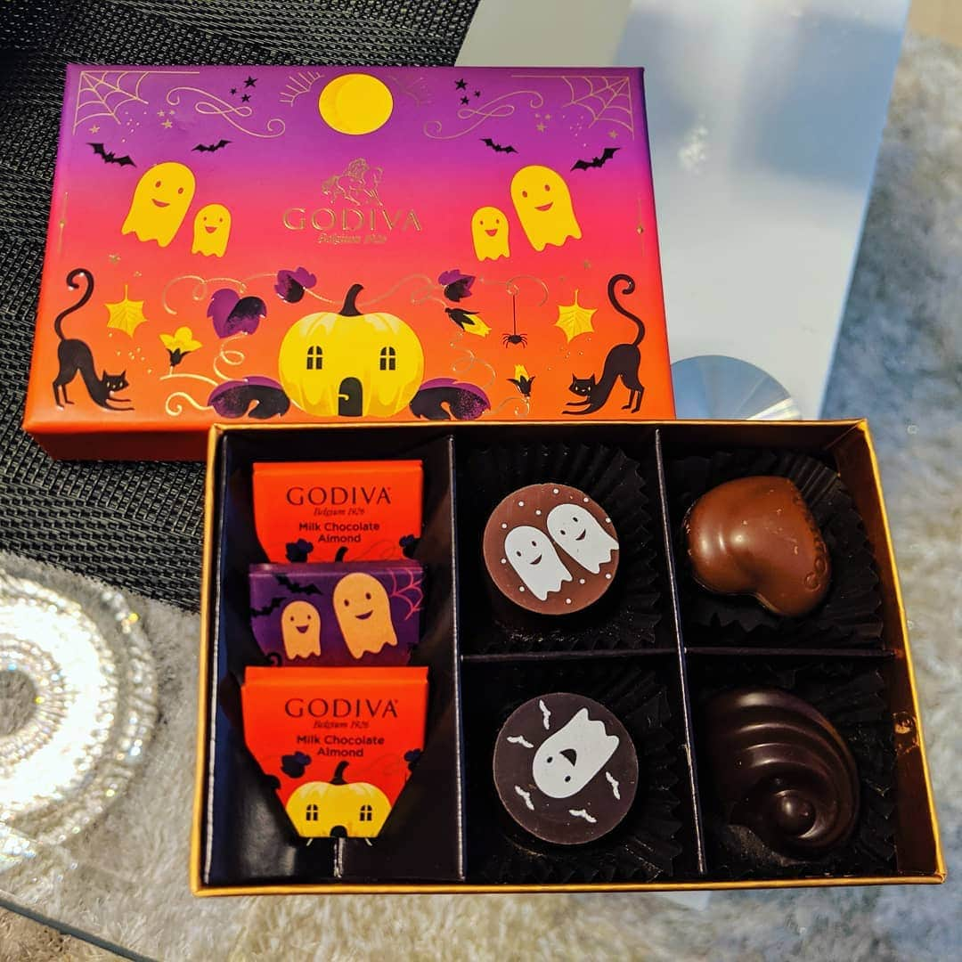 雨宮めるさんのインスタグラム写真 - (雨宮めるInstagram)「#godiva #chocolate #halloween #季節限定 #毎日チョコ生活 #パッケージ可愛い」11月6日 20時29分 - amamiya_melty