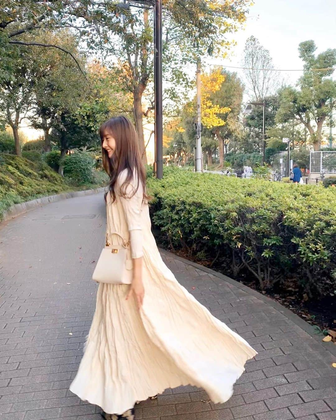 西村笑花さんのインスタグラム写真 - (西村笑花Instagram)「🍂 ・ ・ 何ヶ月か前に買ったワンピースだけど ずっと着る機会なくてやっと着れた😊❤︎ 可愛いと思って買うのに 着れてないお洋服ちょこちょこあるなぁ‥🥺🙄💭 パーカーが大好きだからパーカーばかり着ちゃう🥺❤︎ #birthdaybash #autumnstyle #autumnfashion #秋ファッション #秋 #秋コーデ #秋コーディネート #ワンピースコーデ #ワンピース #秋が1番好き #👗」11月6日 20時34分 - emika_nishimura