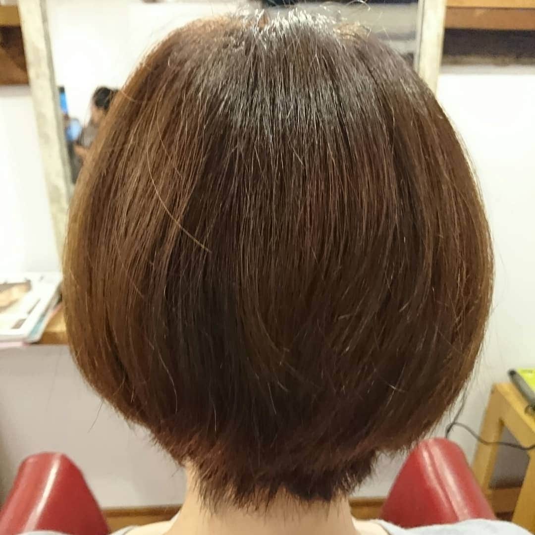 村田千鶴さんのインスタグラム写真 - (村田千鶴Instagram)「ヘアカット✂ . AFTER→AFTER . . 「コテで簡単にできるセット教えて～」 って言ったのに 「これ自分じゃできんくない？」 「うん、できんよ！」 . おいっ！！！ . . #オーガニックサロン #Rita #広島 #古市 #美容院 #ショート #ショートヘア #ショートカット #丸みショート . #シャンプー選び放題 . . #中学の同級生 #東くん #中学の時のあだ名はナイショ #中学の時にファンクラブがあったって言ってくる #知らんし #毎回美容院でしちゃダメな話ししとる . . #陽気なメガネかけとるのに馴染みすぎてそういう人にみえるね . . . #このみ #村田千鶴」11月6日 20時35分 - muratachizuru