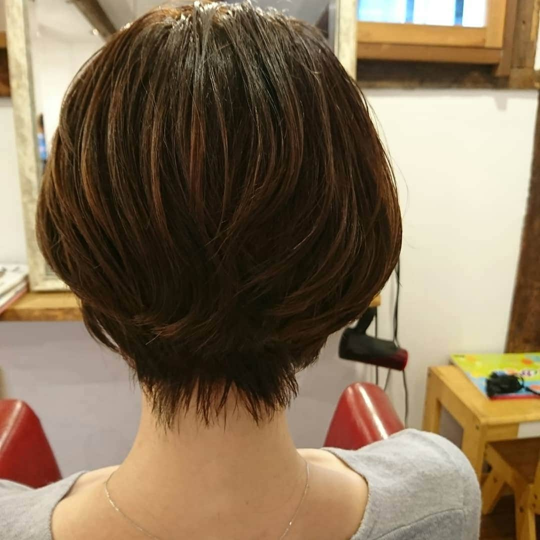 村田千鶴さんのインスタグラム写真 - (村田千鶴Instagram)「ヘアカット✂ . AFTER→AFTER . . 「コテで簡単にできるセット教えて～」 って言ったのに 「これ自分じゃできんくない？」 「うん、できんよ！」 . おいっ！！！ . . #オーガニックサロン #Rita #広島 #古市 #美容院 #ショート #ショートヘア #ショートカット #丸みショート . #シャンプー選び放題 . . #中学の同級生 #東くん #中学の時のあだ名はナイショ #中学の時にファンクラブがあったって言ってくる #知らんし #毎回美容院でしちゃダメな話ししとる . . #陽気なメガネかけとるのに馴染みすぎてそういう人にみえるね . . . #このみ #村田千鶴」11月6日 20時35分 - muratachizuru