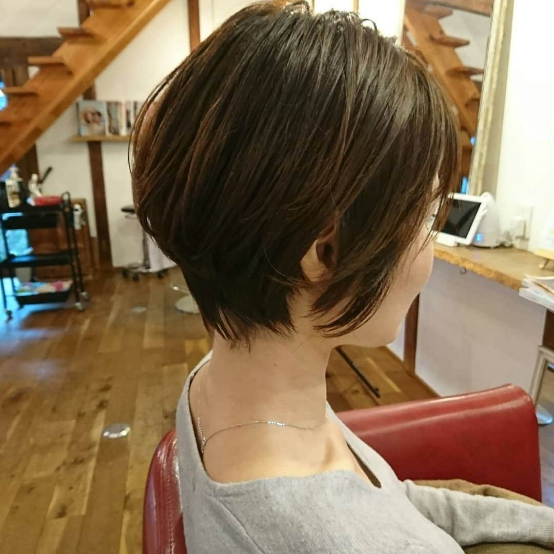 村田千鶴さんのインスタグラム写真 - (村田千鶴Instagram)「ヘアカット✂ . AFTER→AFTER . . 「コテで簡単にできるセット教えて～」 って言ったのに 「これ自分じゃできんくない？」 「うん、できんよ！」 . おいっ！！！ . . #オーガニックサロン #Rita #広島 #古市 #美容院 #ショート #ショートヘア #ショートカット #丸みショート . #シャンプー選び放題 . . #中学の同級生 #東くん #中学の時のあだ名はナイショ #中学の時にファンクラブがあったって言ってくる #知らんし #毎回美容院でしちゃダメな話ししとる . . #陽気なメガネかけとるのに馴染みすぎてそういう人にみえるね . . . #このみ #村田千鶴」11月6日 20時35分 - muratachizuru