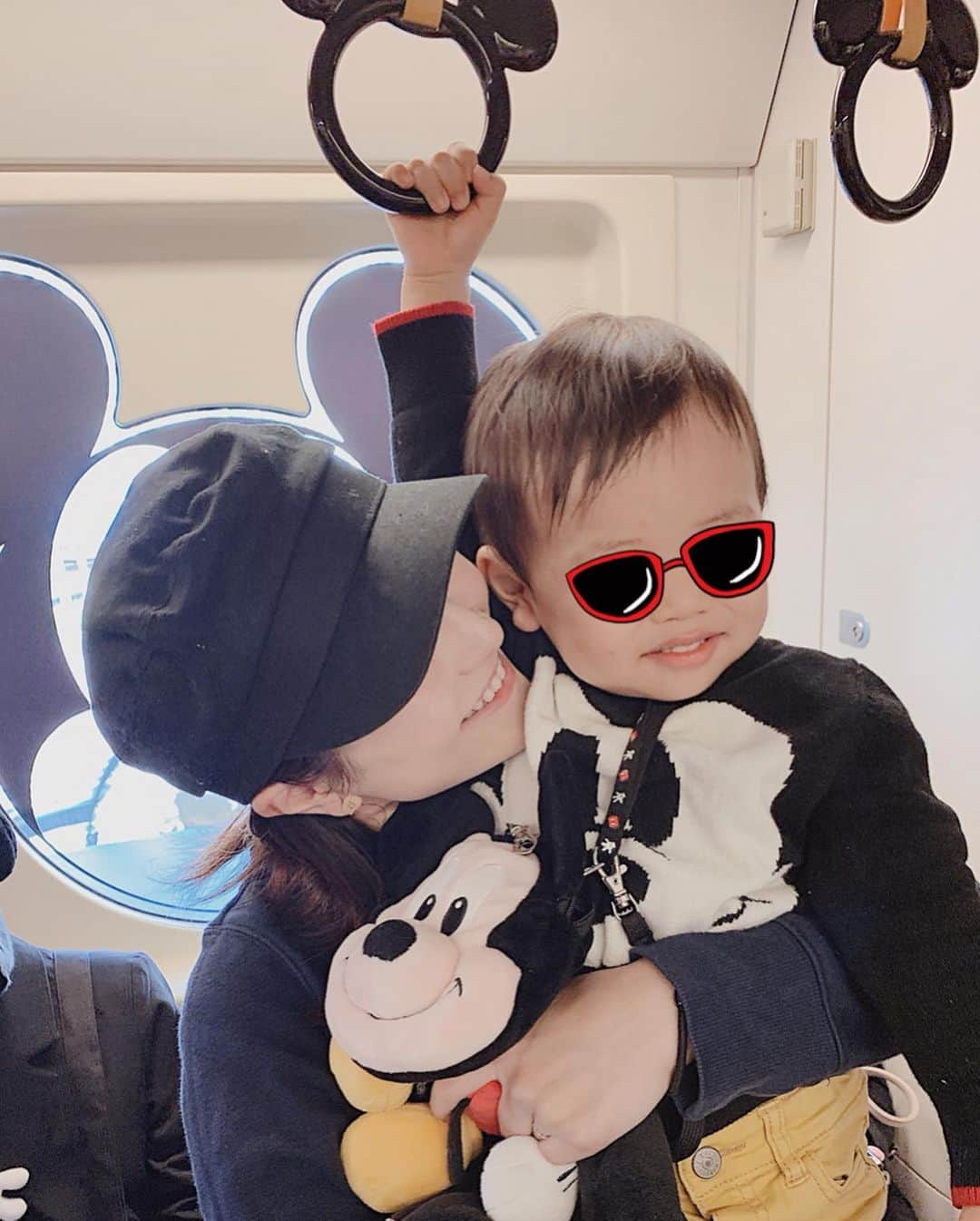 Remiさんのインスタグラム写真 - (RemiInstagram)「mini Micky on his train❤︎ パークに入る前にミッキーの電車で既にテンションmaxの息子😍 みっちー！みっちー！と全部に指差して大はしゃぎ♬ でもカメラを向けると変顔ばっかり🤷‍♀️笑 最後の一枚は、みんなで窓に映ったミッキーの顔マネ😮(久々にくまモン登場👨🏻) 降りた後も見えなくなるまでずっと手を振っていました👋👋. . .  #ディズニーライン #子連れディズニー #tokyodisneyresort #disneyline #LOVETABIMama」11月6日 20時37分 - remi_912