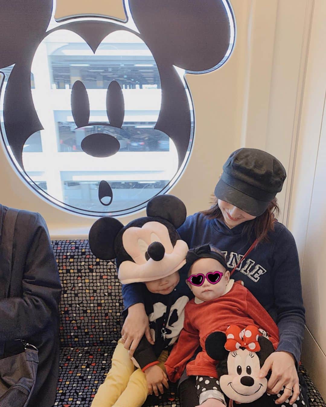 Remiさんのインスタグラム写真 - (RemiInstagram)「mini Micky on his train❤︎ パークに入る前にミッキーの電車で既にテンションmaxの息子😍 みっちー！みっちー！と全部に指差して大はしゃぎ♬ でもカメラを向けると変顔ばっかり🤷‍♀️笑 最後の一枚は、みんなで窓に映ったミッキーの顔マネ😮(久々にくまモン登場👨🏻) 降りた後も見えなくなるまでずっと手を振っていました👋👋. . .  #ディズニーライン #子連れディズニー #tokyodisneyresort #disneyline #LOVETABIMama」11月6日 20時37分 - remi_912