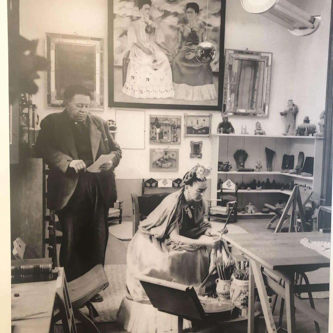 ダナイ・ガルシアさんのインスタグラム写真 - (ダナイ・ガルシアInstagram)「If you know me, you’ll know that I love culture. But if you know me really well, you’ll know how much I love the arts and you’ll also know that I’m crazy about Frida Khalo & Diego Rivera. Every time I go to Mexico City, I want to be in touch with their arts. And wow, I’m always so inspired by their perception of the world. I love their minds.  Thank you Frida & Diego for your magic. 🌼🎉🌟👑#queen  #thisishappening #fridakhalo #funtimes #mexicocity #diegorivera #danaygarcia #quotestoliveby #sweetplace #casaazul #love  Never forget the magic 👑」11月6日 20時38分 - danaygarcia1