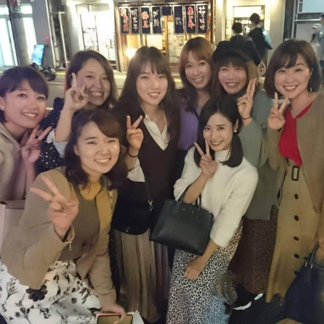 川崎優さんのインスタグラム写真 - (川崎優Instagram)「. . バリはやファミリーで、この前番組を卒業したディレクターの千秋ちゃんと、ADのひなみちゃんからお手紙が📮 . 三つ年下のちあきちゃんは、ディレクターになりたての頃からずっとロケに行っていてしっかり者でこんな風に撮りたい、作りたいというのを明確に持ってる… 心から尊敬していて、自分も頑張らなきゃと刺激を貰える💪なによりロケが凄まじく楽しい…✨こんな風にしたら面白いね🤣って話すのもまた楽しい✨観ている人にそれが伝わったらいいなぁといつも思ってたよ！二回の東京ロケ、財津さんといった京都ロケ…深刻なオチ不足に陥ったわたしたちを粘り強くカメラマンさんの後ろからみていた姿、東京でICカードの改札でナチュラルに切符をかざしたこと…忘れません。 いつかまたロケいく時こそ、わしは全身タイツを着させてもらいます . ひなみちゃんは、とにかく天真爛漫で一生懸命で、見てるだけで癒される可愛い妹みたい👧🏻✨初めて会った時にカメラの前でゴリゴリストレッチされてた姿に、スマンけど、笑いました。ひたむきさと、いい意味の脱力感が、朝からバタバタと必死になってる時に、ひと呼吸置ける癒しになっとりました☃️みんなそうだったと思う👱‍♂️✨あの空気感はひなみちゃんの天性のものだね𓃰バリはやが誇る天然記念物！！またひとみちゃんと焼き鳥いこうー！いや、みんなで行こう！！！焼き鳥祭りや‼️ . #バリはや #手書きのメッセージ #いくつになっても手紙はうれスィ #きむらさん白目の写真載せてすみません👮‍♂️」11月6日 20時39分 - yuu__noir