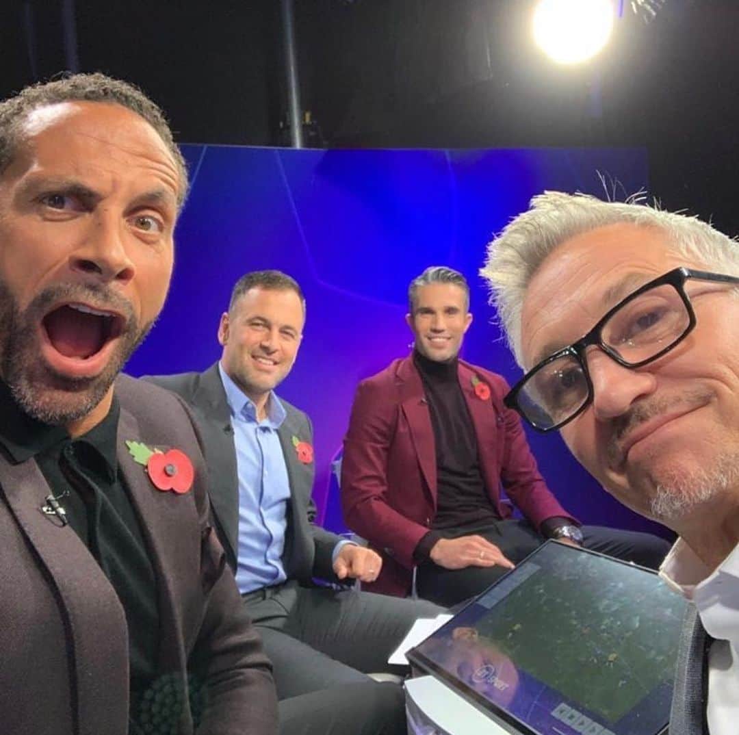 ロビン・ファン・ペルシのインスタグラム：「With UEFA constantly coming up with new rules, they might as well introduce a rule with three points for both teams when maximum entertainment is being delivered. This is why we all love the game. We certainly did in the studio! What a game! 🔥⚽️ #chelseaajax」