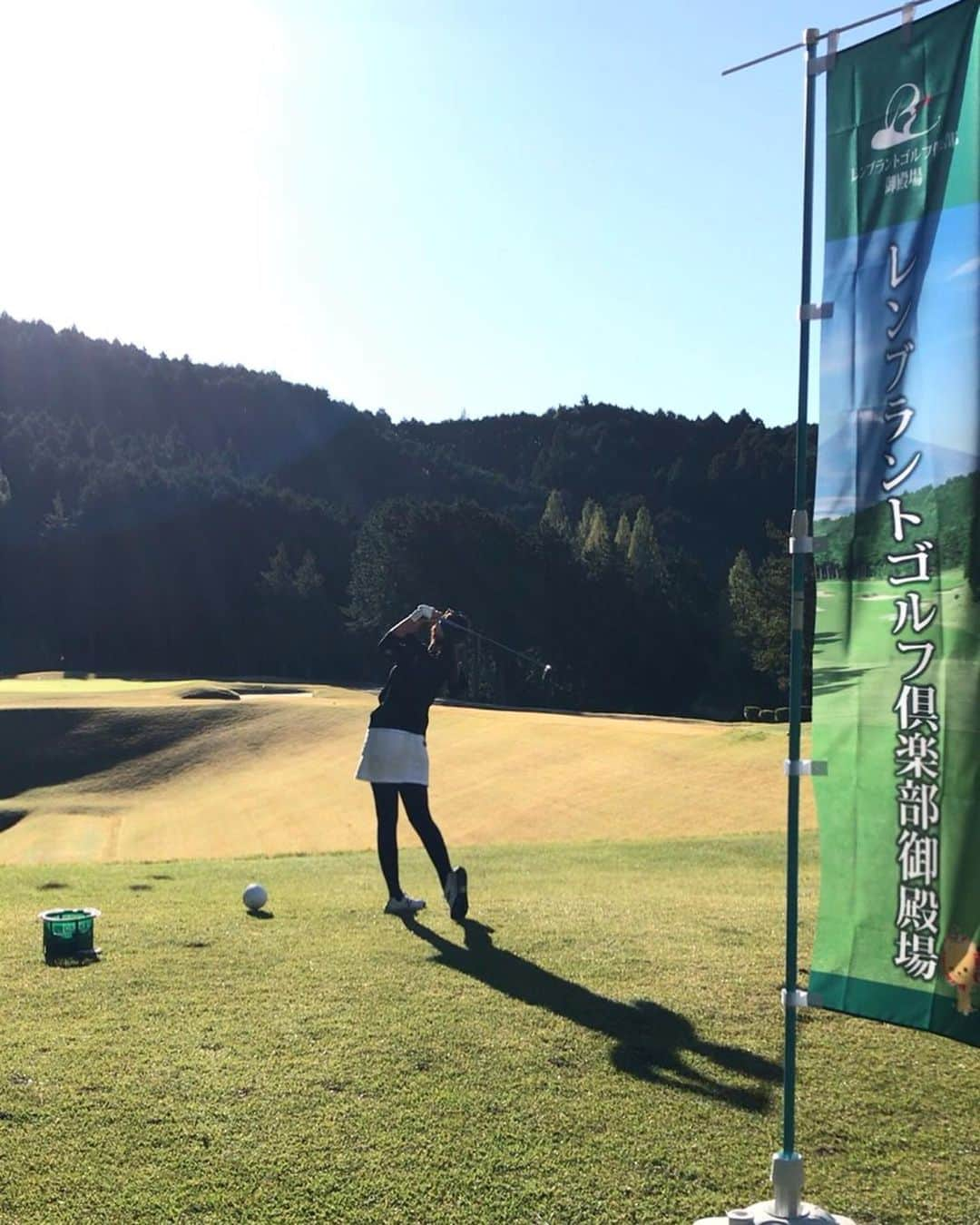 青木茉里奈さんのインスタグラム写真 - (青木茉里奈Instagram)「⛳️🍁 今日は、レンブラントゴルフ倶楽部御殿場さんにて約150名のお客様とニアピン対決をしました⛳️✨富士山もくっきり見えて最高のお天気でした🗻☀️ コース自家製のアップルパイも大好き(≧∀≦)🙌🏻🍎 今日は楽しい1日をありがとうございました( ^ω^ ) ・ ・ ・ #golf #イベント #レンブラントゴルフ倶楽部御殿場 #ありがとうございました #感謝 #✨」11月6日 20時51分 - marinaaoki28