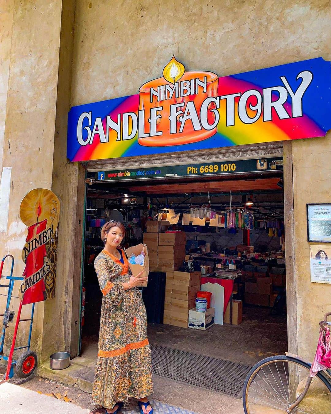 彩海のインスタグラム：「. . オーストラリア🇦🇺NSW NIMBIN(ニンビン)へ行ったら 是非行って欲しいところ！ . Nimbin Candle Factory!! (@nimbincandles ) . . キャンドル工場でキャンドル作りを見学できるよ！(無料！) . 自然のモノだけを使った オーガニックなキャンドルがたくさん！ . 三角マーブルキャンドルが可愛すぎて 何本買ったか！ 重いのに大人買いですw . . . ぜーんぶ買ってもAUS $105!! レートいいから安すぎる！ (写真3枚目) . . 使わずに観賞用かなw . . . #オーストラリア#ニンビン#キャンドル工場#オーストラリア旅行#タビジョ#ロードトリップ#australia #nimbin#candles#candle#traveler#trip」