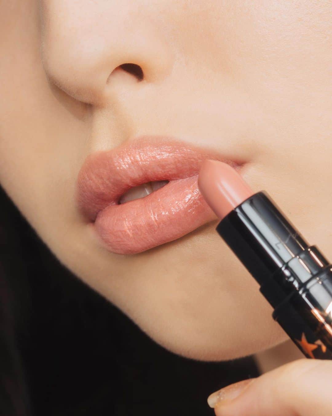 M∙A∙C Cosmetics Japanのインスタグラム：「ㅤ #MACクリスマスコフレ2019 を使ってホリデーメイク❄️ 3本のミニサイズのリップスティックキットから、優しく甘美なミルキーピンクのリップをセレクト✨ぷるんとしツヤめく質感で、レディな仕上がりに。 ㅤ ㅤ *11/5(火)～ 公式オンライン先行販売中 *11/8(金) 全国発売 ㅤ ↓↓使用メイン製品↓↓ [ラッキー スターズ リップスティック キット]ニュートラル 💄 ア スター イン ユア ネーム: ミルキー ピンク ㅤ  ㅤ  Photo: @takaki_iwata Model: @negativholoholo Makeup: @rumikoikedaharrismakeup @mac_ryoko Daiki Shimizu @macpro_tokyo Hair: @gxxxxxo Direction: @aiaizm ㅤ #MACHoliday ㅤ ㅤ ㅤ ㅤ ㅤ #MACCosmeticsJapan #MACコスメ #MACCosmetics #コスメ #メイク #ホリデー #コフレ #クリスマスコフレ #クリスマスコフレ2019 #ホリデーシーズン #クリスマスプレゼント #リップ #口紅 #ミニリップ #ベージュリップ #ホリデーコフレ #ピンクリップ #makeup #cosme #cosmetics #holiday #holidaymakeup #holidaycollection #lipmakeup #holiday2019」
