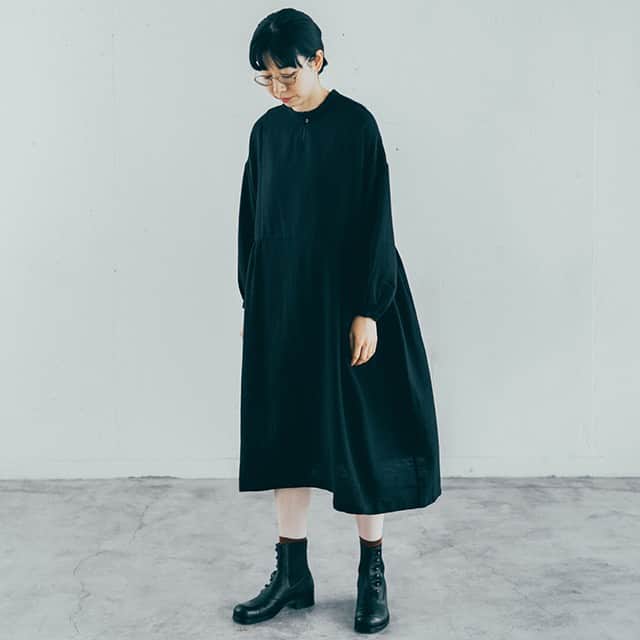 のインスタグラム：「. ゆったりと優しい佇まい「GRANDMA MAMA DAUGHTER｜2WAYワイドワンピース」 . ─────────────────── キナリノアプリでは素敵な情報とアイテムを、 毎日お届けします。 →ダウンロードはプロフィールリンクから ─────────────────── . やわらかい雰囲気が素敵なワイドワンピース。 ドロップショルダーでゆったりとした着心地。ほどよくハリのある素材を使用しており、丸みのあるきれいなコクーンシルエットに仕上げました。 シンプルながら存在感があり、秋冬の主役として活躍してくれるワンピースです。2wayで着ることができるのも魅力。 カラーは、ベージュとブラックの2色をご用意しています＊ . ▶︎こちらのアイテムはキナリノアプリで販売中！ 「お買いもの」→「インスタグラム掲載」から、インスタグラムでご紹介したアイテムをご覧頂けるようになりました。 アプリを最新版にアップデートのうえ、お買い物をお楽しみください。 . #ワンピース #ワイドワンピース #コーディネート #おでかけ #GRANDMAMAMADAUGHTER #onepiece #dress #simple #coordinate #ootd #丁寧な暮らし #暮らし #キナリノモール #キナリノ . https://kinarino-mall.jp/item-32963」