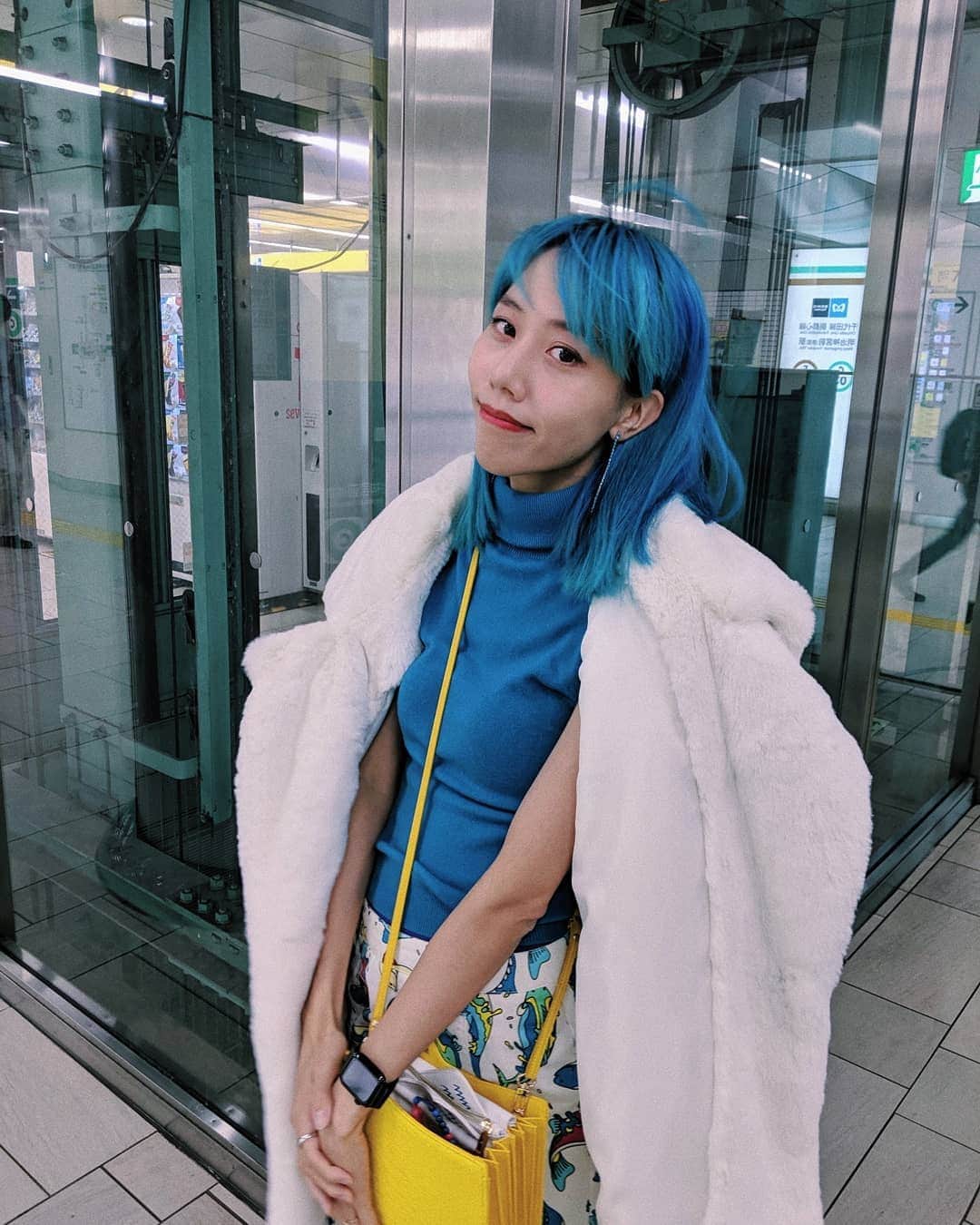 草野絵美のインスタグラム：「Can't wait for the fluffy season🐇 ファーが着れる季節にはやくなってほしい❄　（熱すぎてすぐ半袖になった。毛布を抱いて電車に乗る😂） #veganfur」