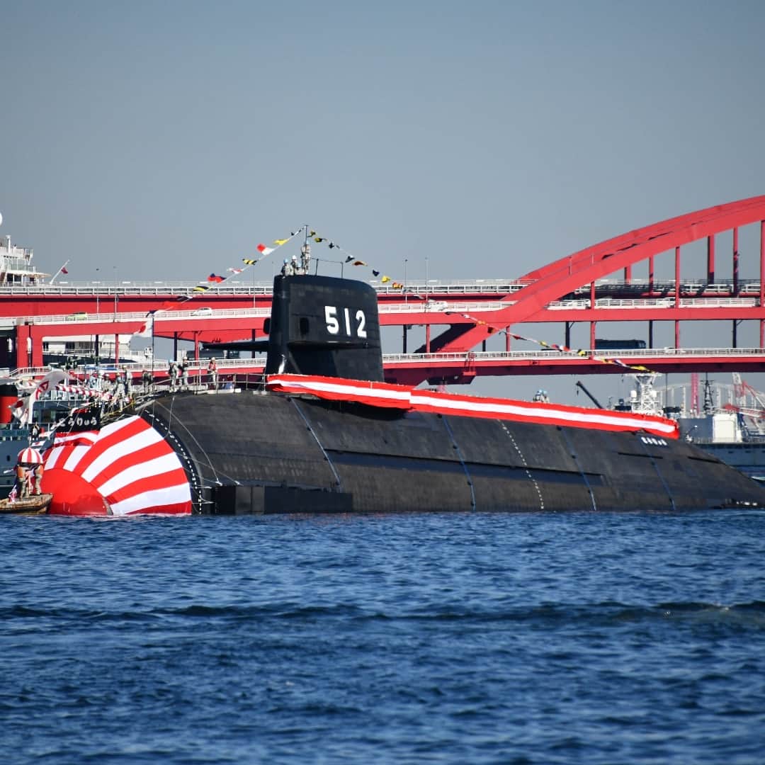 のインスタグラム：「11月6日、海上自衛隊は、川崎重工業株式会社　神戸造船所において、平成28年度計画潜水艦の命名・進水式を実施し、「とうりゅう」と命名しました。 「とうりゅう」は、「そうりゅう」型潜水艦の12番艦であり、兵庫県の加古川の「闘竜灘」に由来し、荒々しく戦う龍を意味しています。 #とうりゅう #海上自衛隊 #newestsubmarine #闘龍 #jmsdf」