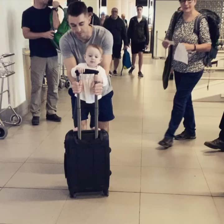 マックス・ウィットロックのインスタグラム：「How we roll through the airport 🤙」