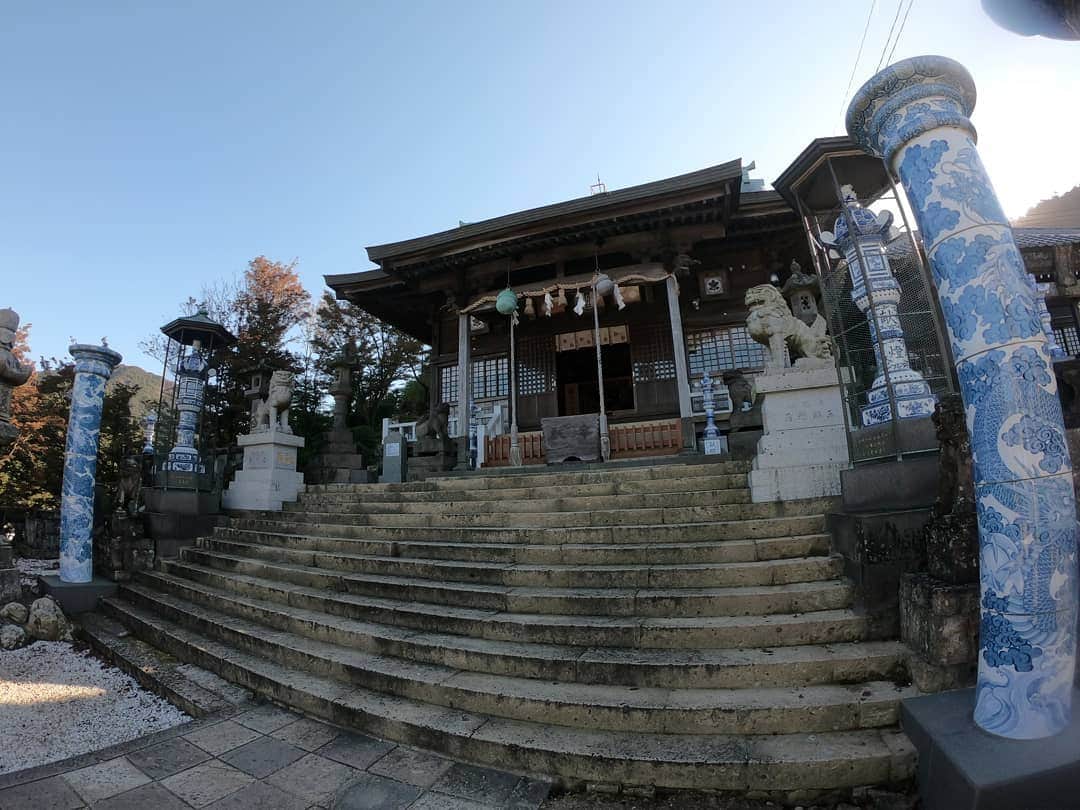 芳美リンさんのインスタグラム写真 - (芳美リンInstagram)「#陶山神社　にて⛩﻿ ﻿ ﻿ 鳥居等が有田焼でできていて、とても素敵な神社。﻿ ﻿ 前回の佐賀で時間足りなかったので、参拝できて良かったです☺﻿ ﻿ 今回の佐賀は、﻿ ご縁が深い旅でした。﻿ ﻿ 先日MCをさせていただいた、﻿ #カートラジャパン2019 の、時、  #幸楽窯 @kouraku.kiln の社長さんがステージ裏に来てくれました。﻿ ﻿ スタッフの方が、私が来店したことを覚えていてくれて、社長に伝えてくれたのです。﻿ ﻿ （船旅中に、寄港先の長崎から一人で佐賀に来たのが印象的だったそうです✨）﻿ ﻿ ﻿ #くるまはく　もされているということで、再度訪れたのでした♪﻿ ﻿ ご縁に感謝です✨﻿ これからも﻿日本中、フットワーク軽く旅していきたいです♪ まだオススメ載せきれていないので、写真整理してアップしていきます📷☺ ﻿ ﻿ ﻿ ﻿ ﻿ ﻿ #ジェットスター ﻿﻿ #ジェットスターアンバサダー ﻿﻿ #ジェットスターで佐賀﻿ #ジェットスター旅部﻿﻿ #有田#有田焼#御朱印#御朱印帳﻿ #旅したくなるフォト #japantrip #旅行 #travelstagram #旅人 #lynn_trip  #travelme #travel #trip #トラベラー ﻿﻿ #ミレー#millet_jp﻿﻿ #マイミレー﻿ #ミレーフレンズ#Goprojp ﻿#onsenislandkyushu #ふるさと神社めぐり #神社フォトコンわたしと神社」11月6日 21時03分 - lynn.lynn5