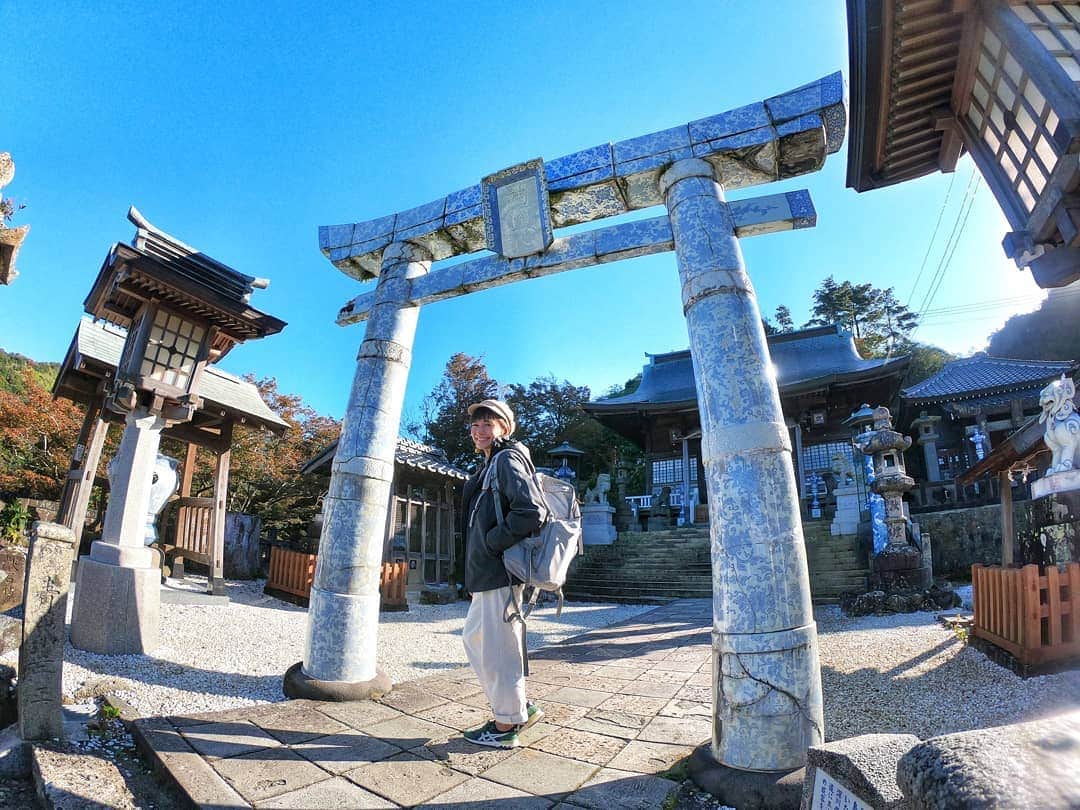 芳美リンさんのインスタグラム写真 - (芳美リンInstagram)「#陶山神社　にて⛩﻿ ﻿ ﻿ 鳥居等が有田焼でできていて、とても素敵な神社。﻿ ﻿ 前回の佐賀で時間足りなかったので、参拝できて良かったです☺﻿ ﻿ 今回の佐賀は、﻿ ご縁が深い旅でした。﻿ ﻿ 先日MCをさせていただいた、﻿ #カートラジャパン2019 の、時、  #幸楽窯 @kouraku.kiln の社長さんがステージ裏に来てくれました。﻿ ﻿ スタッフの方が、私が来店したことを覚えていてくれて、社長に伝えてくれたのです。﻿ ﻿ （船旅中に、寄港先の長崎から一人で佐賀に来たのが印象的だったそうです✨）﻿ ﻿ ﻿ #くるまはく　もされているということで、再度訪れたのでした♪﻿ ﻿ ご縁に感謝です✨﻿ これからも﻿日本中、フットワーク軽く旅していきたいです♪ まだオススメ載せきれていないので、写真整理してアップしていきます📷☺ ﻿ ﻿ ﻿ ﻿ ﻿ ﻿ #ジェットスター ﻿﻿ #ジェットスターアンバサダー ﻿﻿ #ジェットスターで佐賀﻿ #ジェットスター旅部﻿﻿ #有田#有田焼#御朱印#御朱印帳﻿ #旅したくなるフォト #japantrip #旅行 #travelstagram #旅人 #lynn_trip  #travelme #travel #trip #トラベラー ﻿﻿ #ミレー#millet_jp﻿﻿ #マイミレー﻿ #ミレーフレンズ#Goprojp ﻿#onsenislandkyushu #ふるさと神社めぐり #神社フォトコンわたしと神社」11月6日 21時03分 - lynn.lynn5