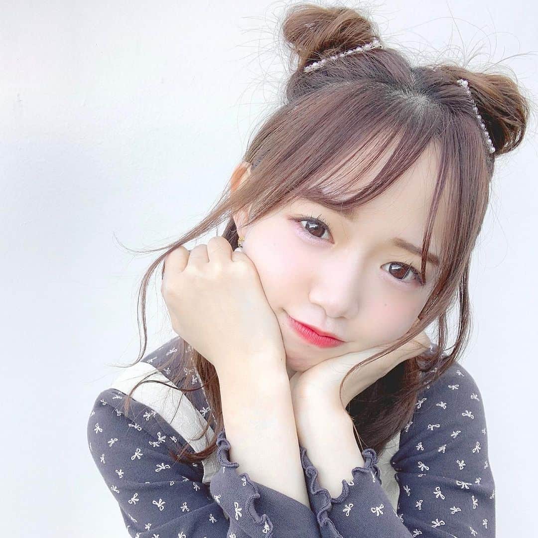 のインスタグラム：「くまヘアー🧸💗 ㅤㅤㅤㅤㅤㅤㅤ  ㅤㅤㅤㅤㅤㅤㅤㅤㅤㅤㅤㅤㅤㅤㅤㅤㅤㅤㅤㅤㅤㅤㅤㅤ  ㅤㅤㅤㅤㅤㅤㅤㅤㅤㅤㅤㅤㅤ ️ㅤㅤㅤㅤㅤㅤㅤ  23歳なのにすみません！ 握手会のみなので許してください😅 ㅤㅤㅤㅤㅤㅤㅤ  ㅤㅤㅤㅤㅤㅤㅤㅤㅤㅤㅤㅤㅤㅤㅤㅤㅤㅤㅤㅤㅤㅤㅤㅤ  ㅤㅤㅤㅤㅤㅤㅤㅤㅤㅤㅤㅤㅤ ️ㅤㅤㅤㅤㅤㅤㅤ  ハーフツインをしてお団子を作るだけ！ 簡単です〜🐻💞 ㅤㅤㅤㅤㅤㅤㅤ  ㅤㅤㅤㅤㅤㅤㅤㅤㅤㅤㅤㅤㅤㅤㅤㅤㅤㅤㅤㅤㅤㅤㅤㅤ  ㅤㅤㅤㅤㅤㅤㅤㅤㅤㅤㅤㅤㅤ ️ㅤㅤㅤㅤㅤㅤㅤ  お洋服は @__treat.urself__ さんと MERYコラボのお洋服👗♡ ㅤㅤㅤㅤㅤㅤㅤ  ㅤㅤㅤㅤㅤㅤㅤㅤㅤㅤㅤㅤㅤㅤㅤㅤㅤㅤㅤㅤㅤㅤㅤㅤ  ㅤㅤㅤㅤㅤㅤㅤㅤㅤㅤㅤㅤㅤ ️ㅤㅤㅤㅤㅤㅤㅤ  全身はまた載せるのでまっててくださいまし！！！🥰 ㅤㅤㅤㅤㅤㅤㅤ  ㅤㅤㅤㅤㅤㅤㅤㅤㅤㅤㅤㅤㅤㅤㅤㅤㅤㅤㅤㅤㅤㅤㅤㅤ  ㅤㅤㅤㅤㅤㅤㅤㅤㅤㅤㅤㅤㅤ ️ㅤㅤㅤㅤㅤㅤㅤ  ヘアアクセは @3coins_official さん✨🌟 ㅤㅤㅤㅤㅤㅤㅤㅤㅤㅤㅤㅤㅤㅤㅤㅤㅤㅤㅤㅤㅤㅤㅤㅤ  ㅤㅤㅤㅤㅤㅤㅤㅤㅤㅤㅤㅤㅤ ️ㅤㅤㅤㅤㅤㅤㅤ  ㅤㅤㅤㅤㅤㅤㅤㅤㅤㅤㅤㅤㅤㅤㅤㅤㅤㅤㅤㅤㅤㅤㅤㅤ  ㅤㅤㅤㅤㅤㅤㅤㅤㅤㅤㅤㅤㅤ ️ㅤㅤㅤㅤㅤㅤㅤ  #treatürself #3coins #hair #hairarrange #握手会 #コーティネート #ヘアアレンジ #ヘア #ラストアイドル #畑美紗起 #ラストアイドル2期生 #秋服 #今日のコーデ  #instagood #fashion #me #dailylook」