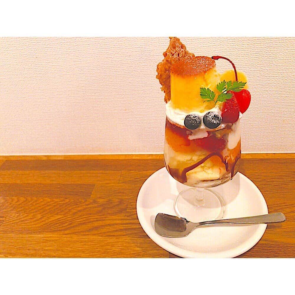 竹本萌瑛子のインスタグラム：「魅惑 . #プリンパフェ #プリン #プリンプリン #プリパ #カフェ #カフェカフェ #cafe」