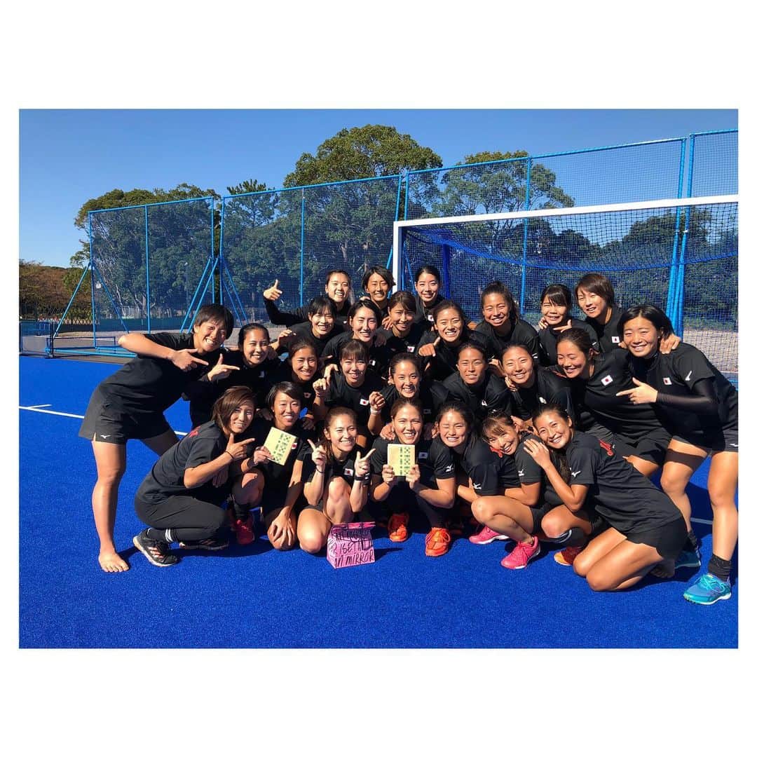 のインスタグラム：「______________________________________________ Thank you so much everyone. I'm proud of SAKURA team.🌸 This year's training camp is over. Good luck to all of us. 日本代表全員で出来る今年の 合宿が終わりました。 後半はハードな合宿が続きましたが チームメイトの支え、スタッフの支え ファンの皆様の支えがあり 無事乗り越えられました☺️ オリンピックの出場国も決まり ドキドキとワクワクが止まりせん🙊✨ この気持ちは #サクラジャパン  全員同じだと思います!! 日本を代表して出場出来ることが どれだけ幸せで名誉あることなのか 常に考えています。 ラグビーワールドカップで選手全員が 日本の為に闘う姿は本当に かっこよかったし感動しました🏈✨ 来年は私たちの番🏑 さくらジャパンが東京で満開に咲けるように 来年も全力で頑張ります🙋‍♀️ これからもさくらジャパンの応援を よろしくお願いします🙇‍♀️🌸 __________________________________________ __ #さくらジャパン #フィールドホッケー  #今年最後の合宿 #oneteam #支え  #努力 #学び #感謝 #fieldhockey  #チームの為に #誇り #tokyo2020」