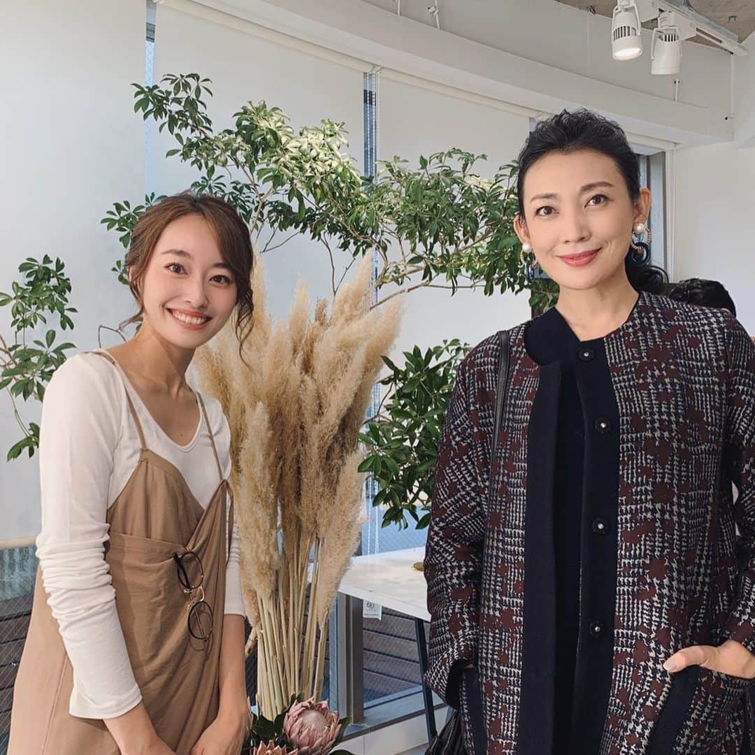 小祝麻里亜のインスタグラム：「映画でお世話になった 田中美里さん❤️ (映画では妹を演じさせてもらいました😍) . . アイウェアブランド @lavid_eyewear の展示会にお誘いしたら、快く遊びに来てくださいました💕💕お姉ちゃんに久しぶりにあって、オーラ全開で緊張😂  そして眼鏡を試着してる姿が上品すぎて、テレビのワンシーンかと思いました🥰🙏 どんなメガネもサングラスも似合う 美里さんに眼福😊😊本当に有難うございました❣️ ． ． 大好きな人たちに会えて楽しかった💕 ．＿＿＿＿＿＿＿＿ #lavid_eyewear #lavid #eyewear #exhibition #friends #actress #展示会 #女優 #田中美里 さん #アイウェア #ラビド」