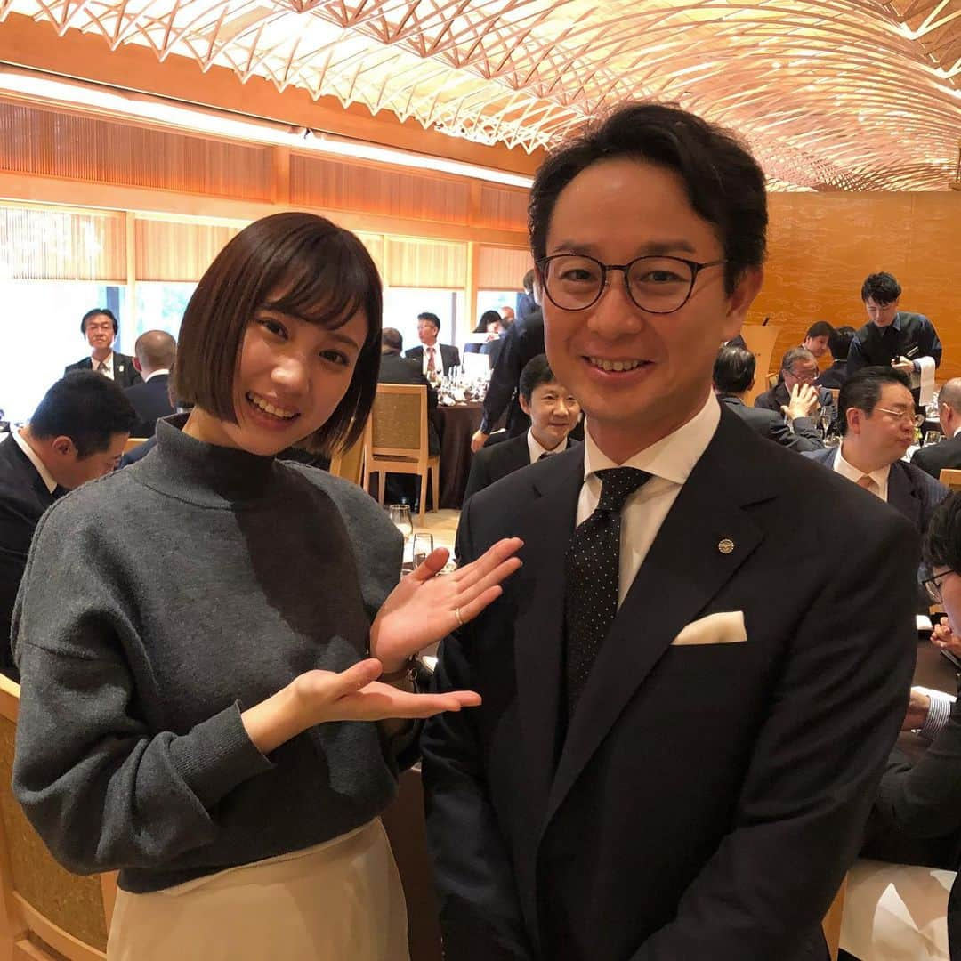 高野祐衣さんのインスタグラム写真 - (高野祐衣Instagram)「菊正宗さんの新しいブランド、﻿ 『百黙（ひゃくもく）』の﻿ 発表会に参加させていただきました😳🍶﻿ ﻿ ﻿ ﻿ 『百黙』﻿ ﻿ 「百黙一言」とゆう言葉から﻿ 名付けられたそう！﻿ 多くは語らないけど、それでも伝わるものがある。﻿ そんな思いが込められているんだって✨﻿ ﻿ ﻿ みずみずしく、爽やかで、﻿ 旨味、酸味、苦味のバランスがいい辛口で、﻿ 料理の味をより引き立ててくれる、﻿ そんなお酒でした^ ^﻿ 作り手さんのVTRも観させていただいたので、﻿ より、感じるものがあったな〜﻿ ﻿ ﻿ ﻿ ﻿ ﻿ 日本酒好きとしては、﻿ このような会にお呼ばれするのは﻿ とっても光栄😢😢😢✨﻿ 日本酒の魅力を微力ながらに﻿ 広められるように頑張ろう！﻿ ﻿ ﻿ ２枚目は、﻿ 社長の嘉納治郎右衛門さんと^ ^﻿ ありがとうございました！﻿ ﻿ ﻿ ﻿ ﻿ #日本酒 #日本酒女子﻿ #菊正宗酒造 #菊正宗 #百黙﻿ #唎酒師 #ゆいぽんしゅ」11月6日 21時16分 - yuipooon12_06