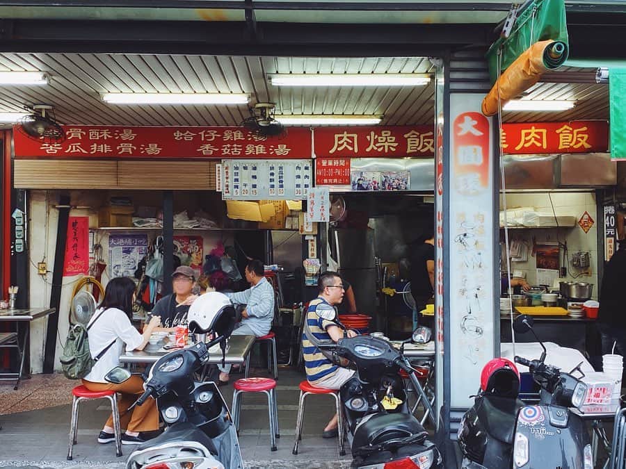 momo8631さんのインスタグラム写真 - (momo8631Instagram)「#momo8631travel 2019.11 秋の台湾その2 . ホテルで休憩後、美麗島駅1番出口すくにある#大圓環 へ！ ここでは#苦瓜排骨湯 と #雞肉飯  をいただきました😋 雞肉飯はしっかりした味付けで、 鶏肉とその脂のマリアージュが堪らない。超うまい。 本当は蛤が入ったスープが飲みたかったんだけど、 残念ながら売り切れ...( ´д`)次回食べよう . かなりローカルな感じですが、意外と日本人も多く、 スタッフのお兄さんも親切でした。 こんなに美味しくて２つで80元(約300円)とか台湾最高じゃない？ . 私が一人で食べていたら、 地元のおじいちゃんが普通に目の前に相席してきて、 スマホでYouTube流しながら食べて始めたのには若干驚いたけど、それも良い思い出です。 ...... #photography #travel #foodie #yummy #travelgram #taiwan #kaohsiung #instagood #tabijyo #iphone11pro #台湾 #高雄 #大圓環雞肉飯」11月6日 21時16分 - momo8631
