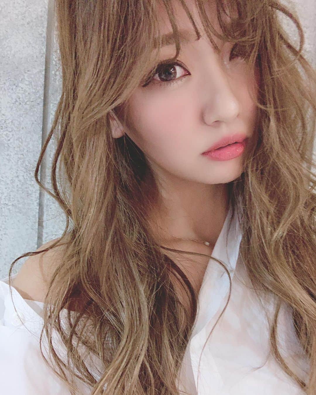 いっちゃん/嶋津 いつみのインスタグラム：「. . たまには大人っぽいーの🙂✨w . . . いや、大人やけどな🙄👊🏻💨💨💨 . . . . . . むしろ年齢に逆らおうと 抗ってる👻⭐ww . . . . #関西  #関西サロモ  #サロンモデル #サロモ #いっちゃん  #フリーモデル #関西モデル  #あざといっちゃん #かわいっちゃん #いっちゃんコーデ #ブライダルモデル #アレンジモデル #ヘアカラー  #ヘアアレンジ #ootd . .」