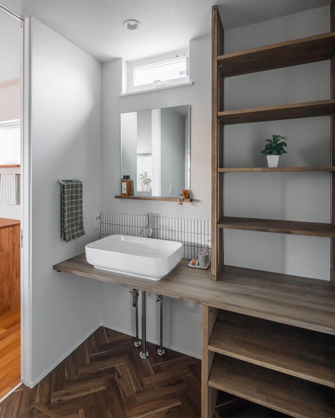ルポハウス一級建築士事務所さんのインスタグラム写真 - (ルポハウス一級建築士事務所Instagram)「・ ・ ・ シンプルな造作洗面台。 ・ 白のボーダータイルとヘリンボーンのクッションフロアの組み合わせがアクセントに。 ・ カウンターを通すことで広々と使え、可動棚を設えて収納力も確保できます。 ・ ・ ・ 𓐌𓐌𓐌𓐌𓐌𓐌𓐌𓐌𓐌𓐌𓐌𓐌𓐌𓐌𓐌𓐌𓐌𓐌  ルポハウスの施工事例はこちらまで☞ @reposhouse  𓐌𓐌𓐌𓐌𓐌𓐌𓐌𓐌𓐌𓐌𓐌𓐌𓐌𓐌𓐌𓐌𓐌𓐌 #ルポハウス は#ちょっとかっこいい家 を"友人のために" という思いでつくっています。 一生に一度の#マイホーム。 「あなたにしかできない」×「ルポハウスだからできる」で、 私たちだけの#家づくり を思いっきり楽しんでみませんか？！ ・ ・ ・ #住宅 #注文住宅 #新築一戸建て #デザイナーズ住宅  #一級建築士事務所 #設計事務所 #滋賀県大津市 #滋賀県草津市 #洗面台インテリア #シンプル洗面台 #造作洗面台 #可動棚収納 #名古屋モザイク #イリーデ #ボーダータイル #サンゲツクッションフロア #hm4030」11月6日 21時09分 - reposhouse