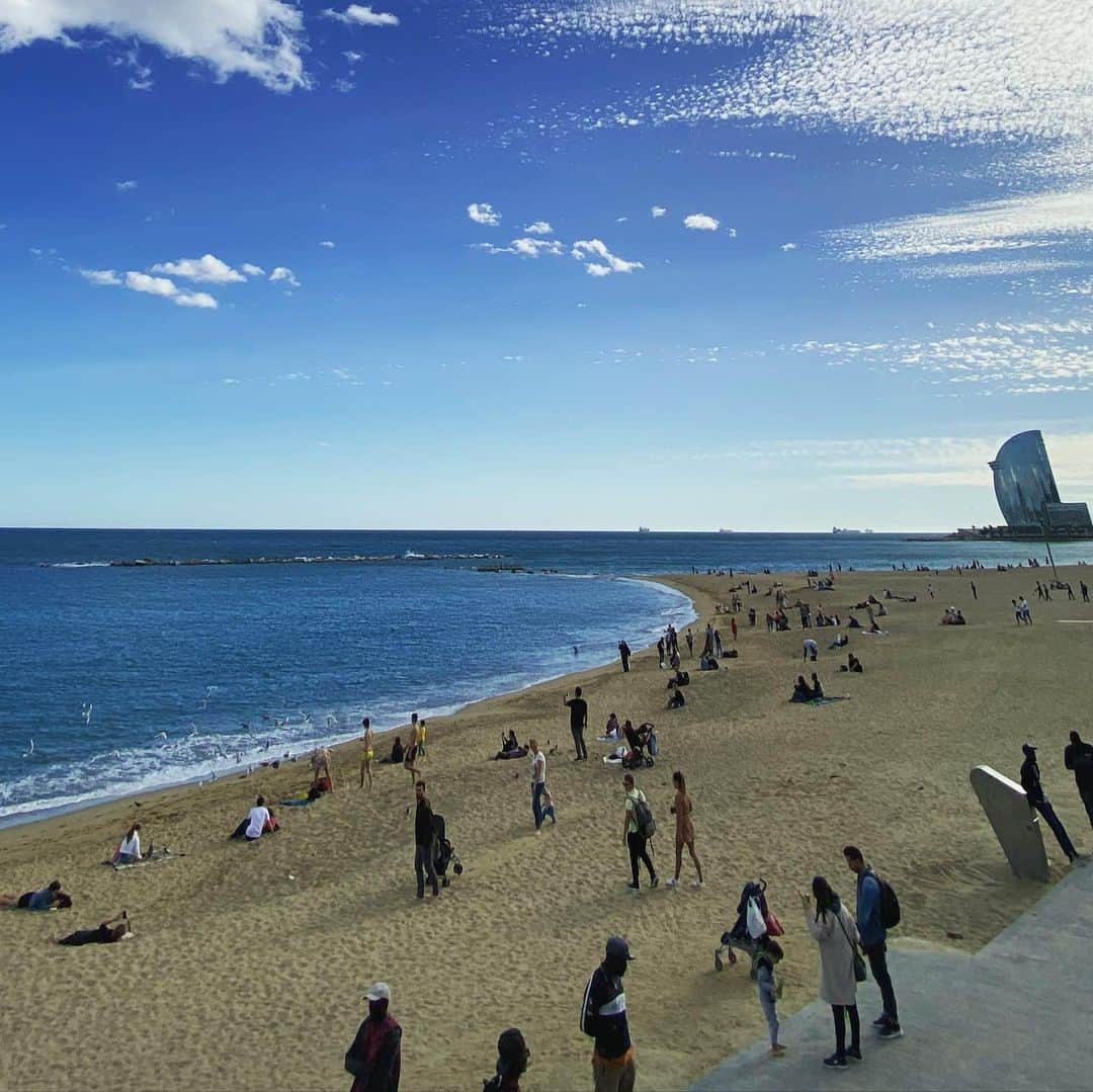 畑亜貴さんのインスタグラム写真 - (畑亜貴Instagram)「海！サウナ用の水着をホテルに置いてきた事を悔やむ…泳ぐには寒いけどビーチで砂にまみれたかったです。」11月6日 21時09分 - akihata.jp