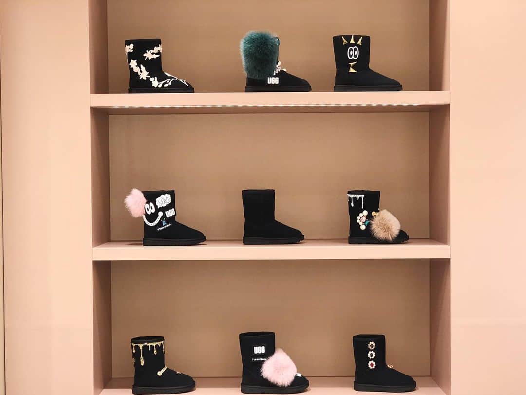 ISETAN PARK netさんのインスタグラム写真 - (ISETAN PARK netInstagram)「＜アグ®＞×＜ニューニュー＞クラシックショートブーツにメンズサイズが新発売👢﻿ ポップアップショップでは、俳優の山田孝之氏、イラストレーターのchocomoo氏、＜newneu.＞ デザイナーの鷲澤心介氏 がカスタマイズしたアーティストモデルも展示します✨﻿ ﻿ また、＜UGG®＞×＜newneu.＞クラシックブーツをご購入いただいたお客さま先着300名さまに＜newneu.＞ロゴのアートピースをプレゼントします。﻿ ※数量に限りがある商品もございますので、品切れの際はご容赦ください。﻿ ﻿ ＜UGG®＞×＜newneu.＞ POP UP STORE﻿ 2019.11.6 wed - 11.12 tue﻿ 伊勢丹新宿店本館2階＝婦人靴/プロモーション﻿ ﻿ @ugg﻿ @uggjapan﻿ @newneu_tokyo﻿ @isetanshoes﻿ #ugg #uggjapan #newneu #isetan #boots #shoes #isetanshoes﻿ #アグ #ニューニュー #ショートブーツ #ブーツ #山田孝之 #鷲澤心介 #chocomoo #ワッペン #アグブーツ #靴 #婦人靴 #クラシックショートブーツ #伊勢丹 #新宿伊勢丹 #伊勢丹新宿店 #新宿 #伊勢丹新宿」11月6日 21時10分 - isetan_shinjuku