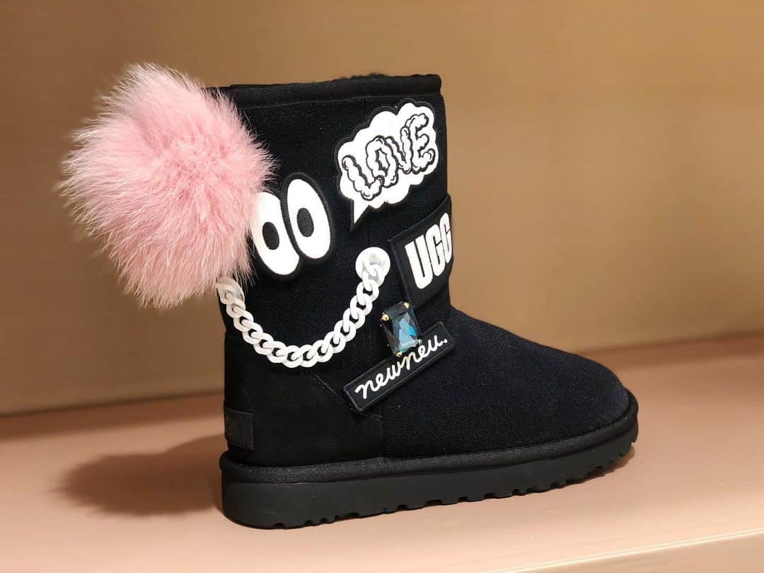 ISETAN PARK netさんのインスタグラム写真 - (ISETAN PARK netInstagram)「＜アグ®＞×＜ニューニュー＞クラシックショートブーツにメンズサイズが新発売👢﻿ ポップアップショップでは、俳優の山田孝之氏、イラストレーターのchocomoo氏、＜newneu.＞ デザイナーの鷲澤心介氏 がカスタマイズしたアーティストモデルも展示します✨﻿ ﻿ また、＜UGG®＞×＜newneu.＞クラシックブーツをご購入いただいたお客さま先着300名さまに＜newneu.＞ロゴのアートピースをプレゼントします。﻿ ※数量に限りがある商品もございますので、品切れの際はご容赦ください。﻿ ﻿ ＜UGG®＞×＜newneu.＞ POP UP STORE﻿ 2019.11.6 wed - 11.12 tue﻿ 伊勢丹新宿店本館2階＝婦人靴/プロモーション﻿ ﻿ @ugg﻿ @uggjapan﻿ @newneu_tokyo﻿ @isetanshoes﻿ #ugg #uggjapan #newneu #isetan #boots #shoes #isetanshoes﻿ #アグ #ニューニュー #ショートブーツ #ブーツ #山田孝之 #鷲澤心介 #chocomoo #ワッペン #アグブーツ #靴 #婦人靴 #クラシックショートブーツ #伊勢丹 #新宿伊勢丹 #伊勢丹新宿店 #新宿 #伊勢丹新宿」11月6日 21時10分 - isetan_shinjuku