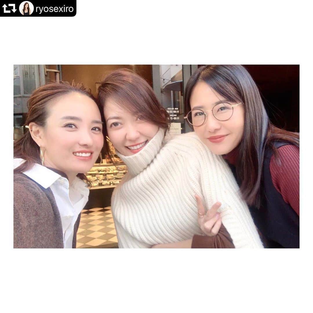 のインスタグラム：「終始美容の話しかしていないランチの時間は私にとって癒しの時間。 人と人との繋がりは宝だし財産。 楽しかった時間の余韻に浸りながらいい夢をみます。 ありがとうございました。 #repost @ryosexiro ・・・ うつくしい人たちとパワーランチ😋 初メンツとは思えないほどにw 楽しかったし、刺激をもらったー。  超絶可愛くて、しなやかで とんでもなくタフな経営者2人と 下等遊民のわたし😂 たくさんのスタッフをかかえながら 前に進み続けるってほんとすごいな。  よい時間をありがとー。 あーちゃん、セッティング最高でした😜」