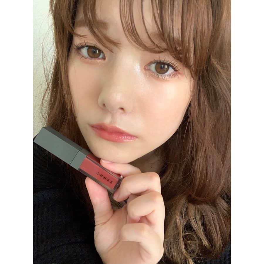 西谷菜々さんのインスタグラム写真 - (西谷菜々Instagram)「つやっと柔らかい色味が最近の気分🍂﻿ ﻿ THREE ディメンショナルビジョンアイパレット A01﻿ THREE シマリングリップジャム A01﻿ ADDICTION ザ アイシャドウ 30﻿ ONLY MINERAL パーリーベージュ﻿ PLAYLIST スキンエンハンシングフェースカラー ORs03﻿ CHANEL ボームエサンシエル スカルプディング﻿ IPSA クリエイティブオイル シアーゴールド」11月6日 21時25分 - nana_nishitani