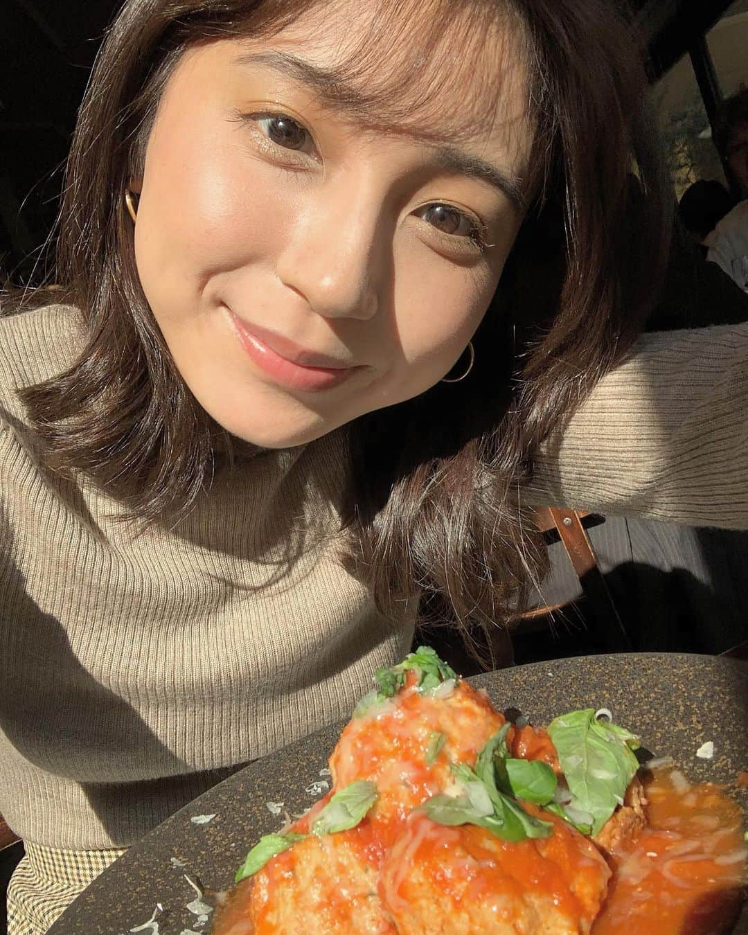 野嶋紗己子さんのインスタグラム写真 - (野嶋紗己子Instagram)「4日のラジオ祭りにお越しくださった皆さま、聞いてくださった皆さまありがとうございました📻🌸 寸劇もステージ上でのトークもカレンダー売りも、私自身初めての経験だったのですが、いつもはラジオの向こう側にいらっしゃるリスナーの方々と直接お会いできてとっても嬉しかったです☺️またお会いできますように！  11月1日からMBSラジオで放送が始まった、2025年大阪・関西万博応援番組「ばんぱく宣言 @bp_2025 」では、先輩の三ツ廣アナ @masaki_mitsuhiro  率いるMBS若手アナウンサーが万博にまつわるあらゆるコトをお伝えしています！ 今週8日(金)20:00- の放送では、私も出ます☺️ 是非お楽しみに！ . . ※写真は、先日親友と食べた巨大ミートボールとの写真。あまりに大きかったので顔とサイズ比べしようと撮ったのですが、伝わるか微妙。🙃もっと大阪の美味しいお店開拓しなきゃだ！  #MBS #毎日放送 #万博 #ミートボール #野嶋紗己子」11月6日 21時25分 - nojima_sakiko