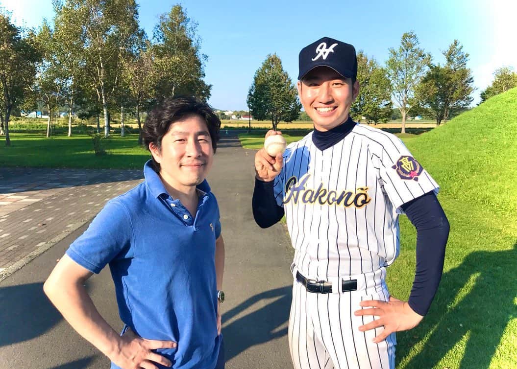 福田太郎さんのインスタグラム写真 - (福田太郎Instagram)「チャンままが日本一に🏆 日本民間放送連盟賞テレビ部門の グランプリに選ばれました！！！ ⠀  ちゃっかり、高校球児役（敗戦投手）と 実況アナウンサー役で出演させて頂いたので 自分のことのように嬉しく思っています😁 慣れないオーバースローから、頑張って HR打たれるまで投げまくった甲斐がありました。笑  HTBがモデルになった漫画を、 実際に使われていた旧社屋を舞台にドラマ化📺 北海道のローカル局がワンチームになって制作した この作品が全国の頂点に立てたことに、感謝します🎥  観た方もまだの方も、ぜひぜひ Netflixか3月に発売の Blu-rayで〜  #チャンネルはそのまま #HTB 開局50周年 #ドラマ #民間放送連盟賞 #グランプリ #福屋渉 エグゼクティブP #藤村忠寿 監督 #嬉野正道 P が表彰式に出席！みんな嬉しそうですね〜😆 一緒に写っている #坂本英樹 Pは報道時代の恩人 #福田太郎 #高校球児 #アナウンサー 役 #顔芸」11月6日 21時26分 - htb_tarofukuda